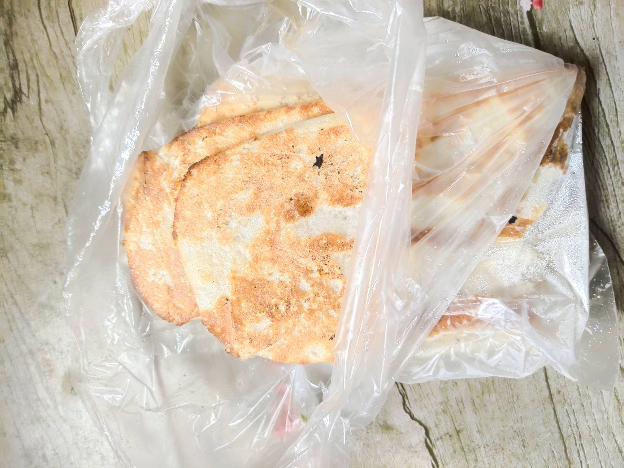 没钱了挂壁了，饿了去买了2个炉饼4块钱，刚出锅松脆咸香，中饭就这样解决了

18 / 作者:一路向前8 / 