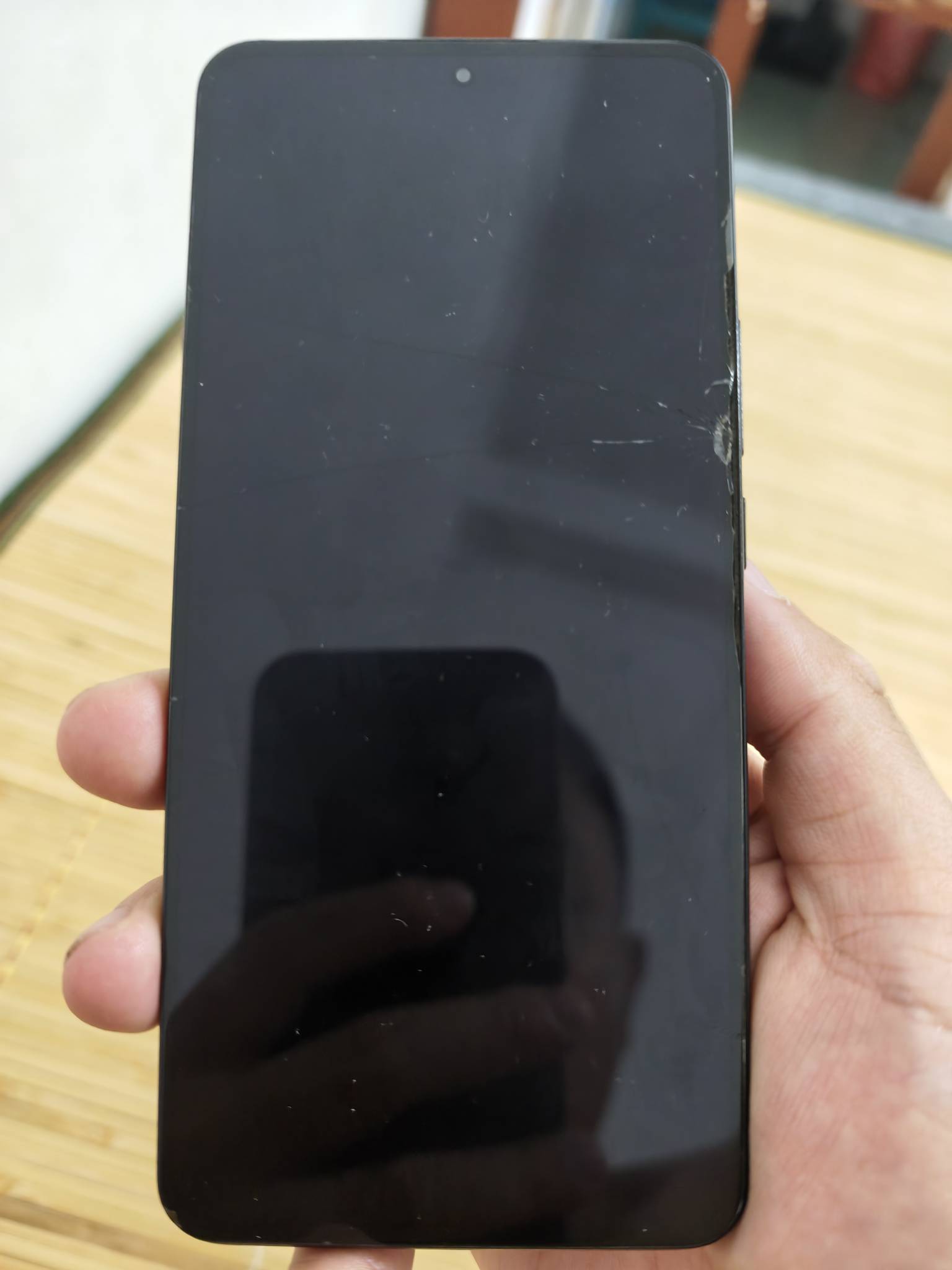 老哥们 这手机我350出亏了没 红米k50至尊版12+512  屏幕有爆屏和绿线 




49 / 作者:卡农小登 / 