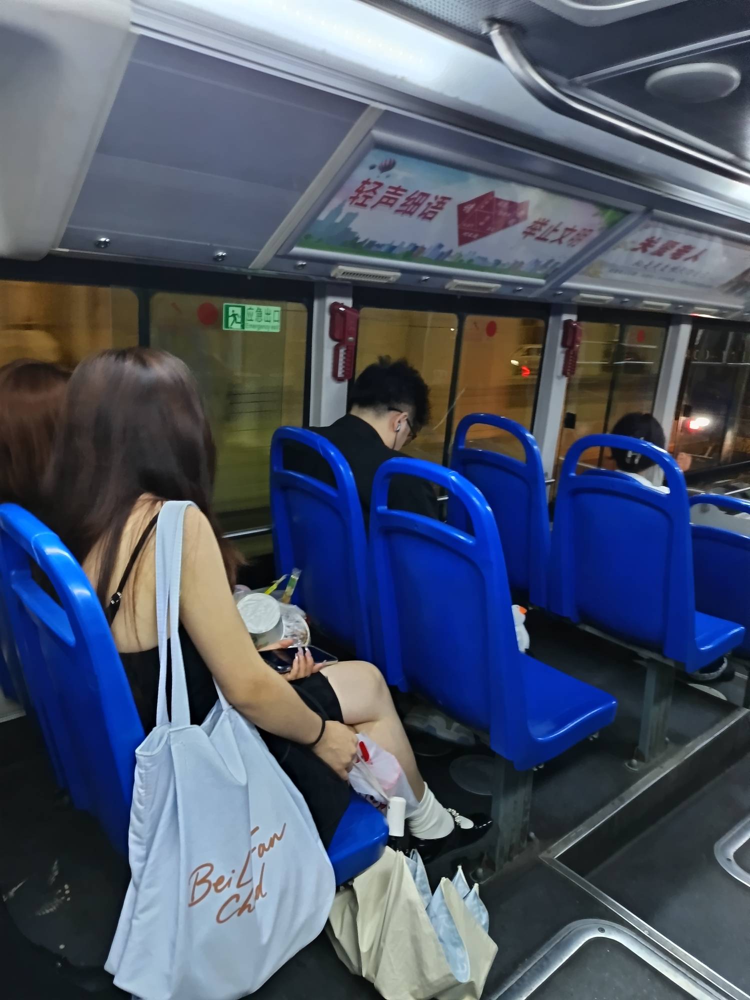 两个大美女，皮肤真白

0 / 作者:浪花的泡沫、 / 