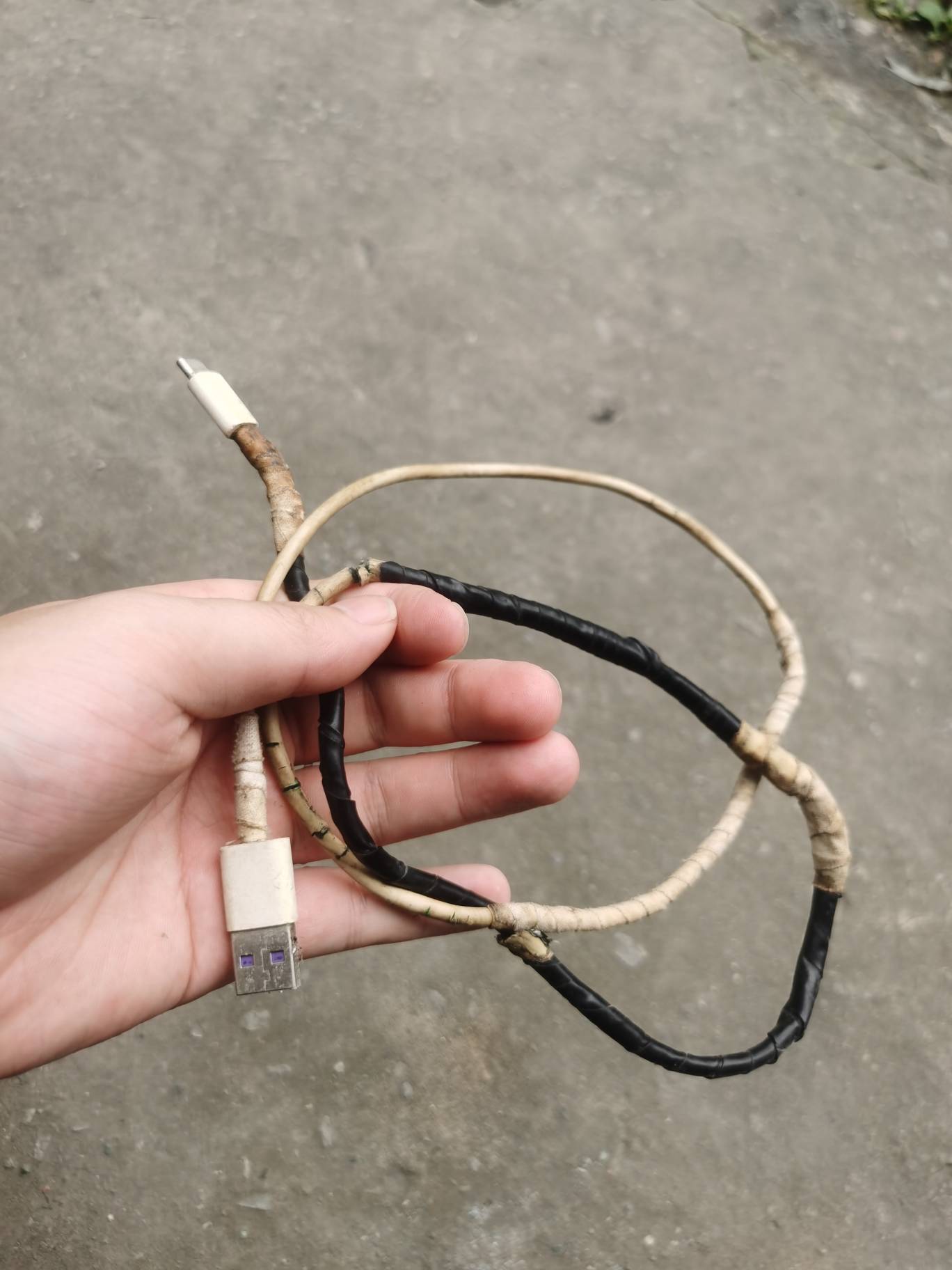 快没电了，哪里能免费充手机电啊

73 / 作者:没监控不管 / 