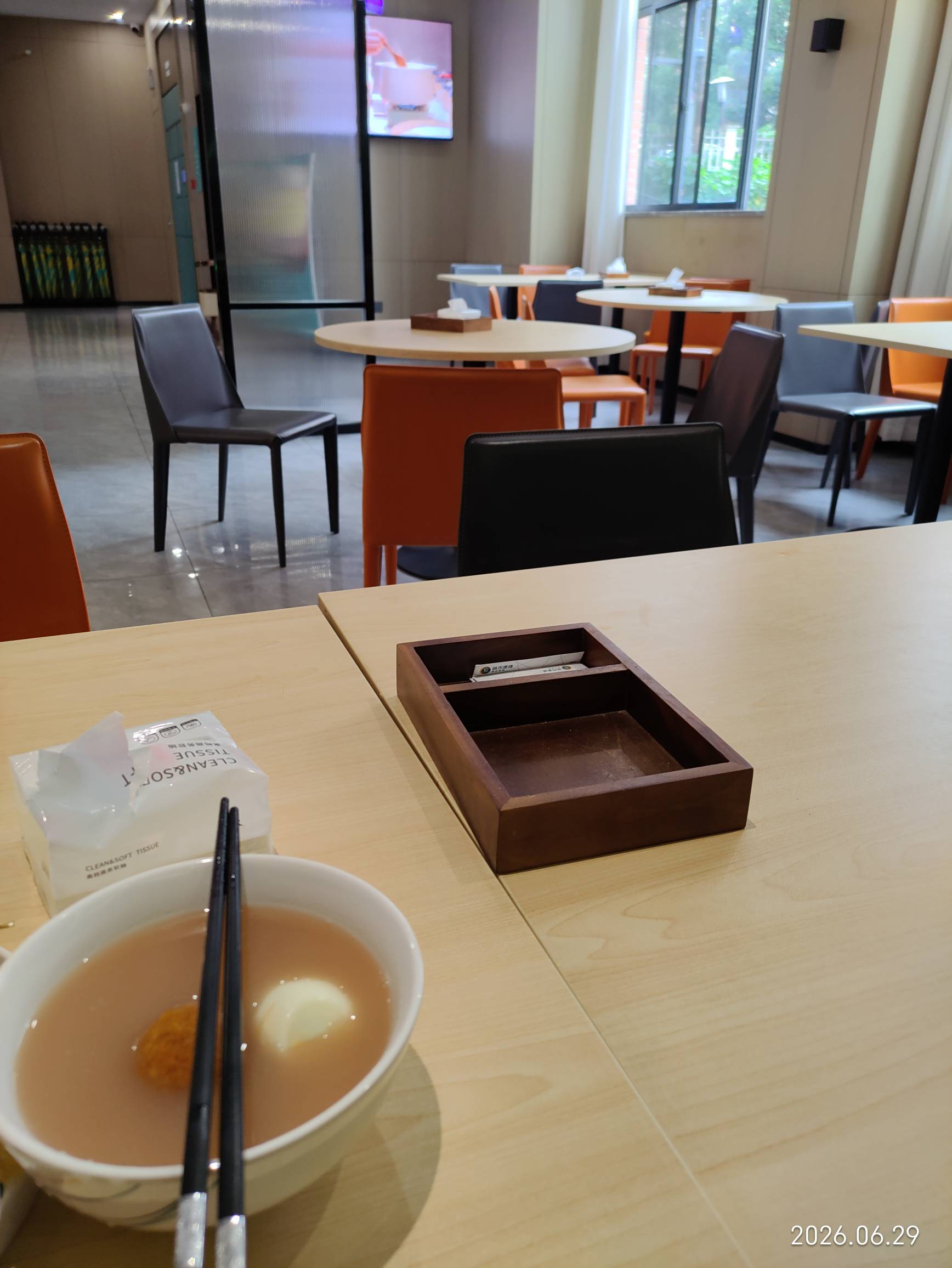 酒店住了半个月，会员卡一天200出头，住得舒服都不想走了，不想去内耗了，


78 / 作者:红菜苔 / 