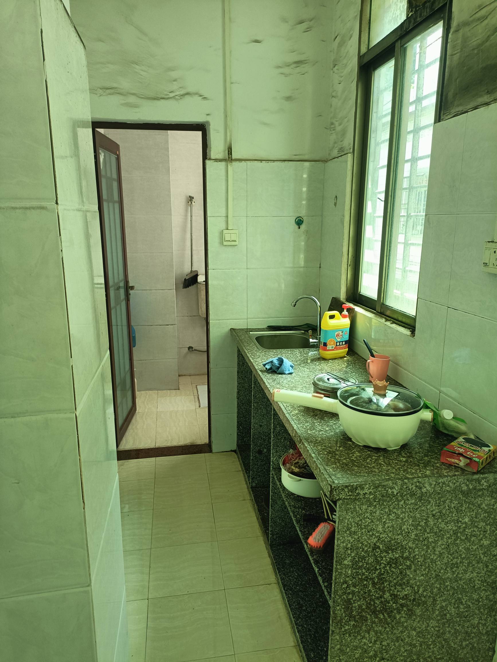 这就是我新入住的挂壁房,260一个月,还行吧?



94 / 作者:哦哇啊 / 