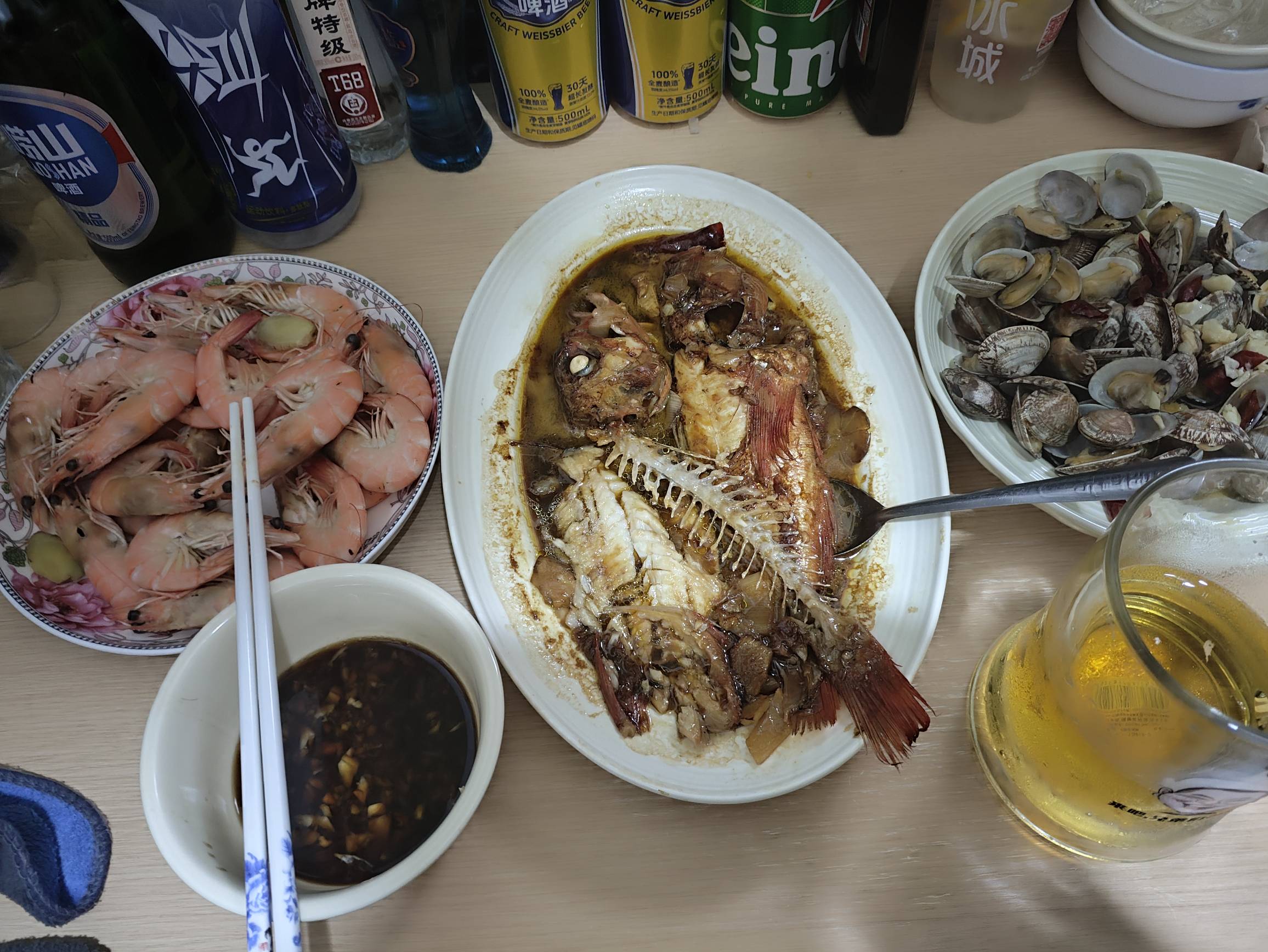 老哥们先吃，红烧石斑鱼，辣炒蛤蜊，水煮虾，青岛四厂鲜啤。自己下厨动手吃起来也香

88 / 作者:会飞的大鲨鱼 / 