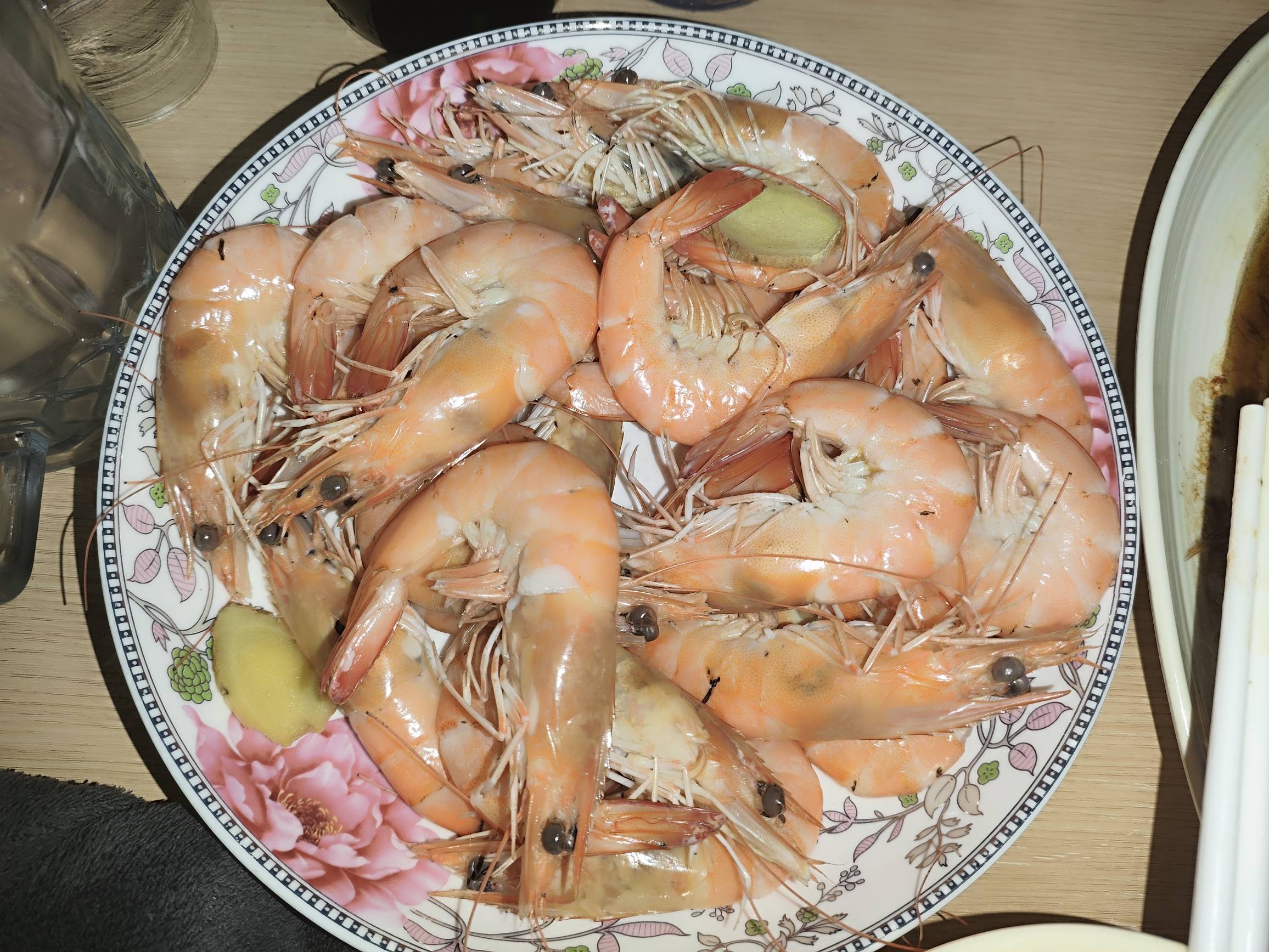 老哥们先吃，红烧石斑鱼，辣炒蛤蜊，水煮虾，青岛四厂鲜啤。自己下厨动手吃起来也香

99 / 作者:会飞的大鲨鱼 / 
