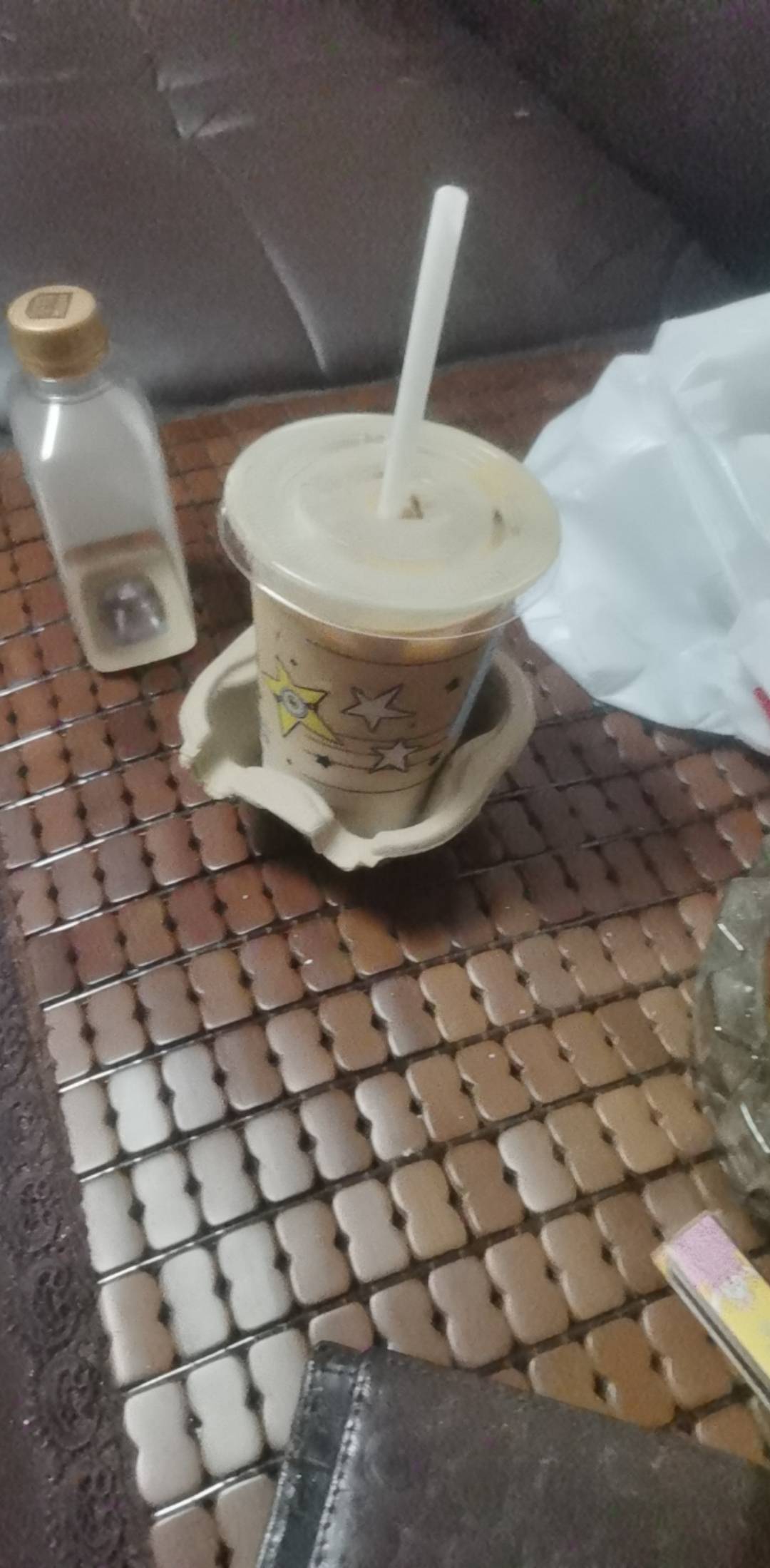 意外，朋友小妹给我带了杯瑞幸，糊涂啊，我自己优惠券都卖了，看着长大的孩子都知道给86 / 作者:红红红花 / 