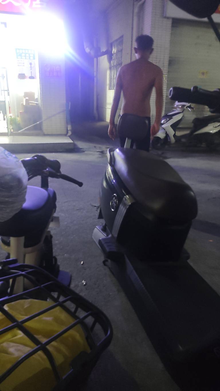 这那个老哥疯魔了，一边什么提桶跑路了一边借支300*自言自语的。。

36 / 作者:无畏先锋窝 / 