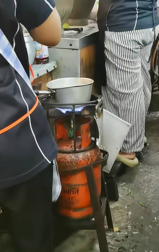 老哥们，第一次用煤气罐，是这样用吧，直接在上面放个锅就行还挺方便

87 / 作者:假老哥真挂壁 / 
