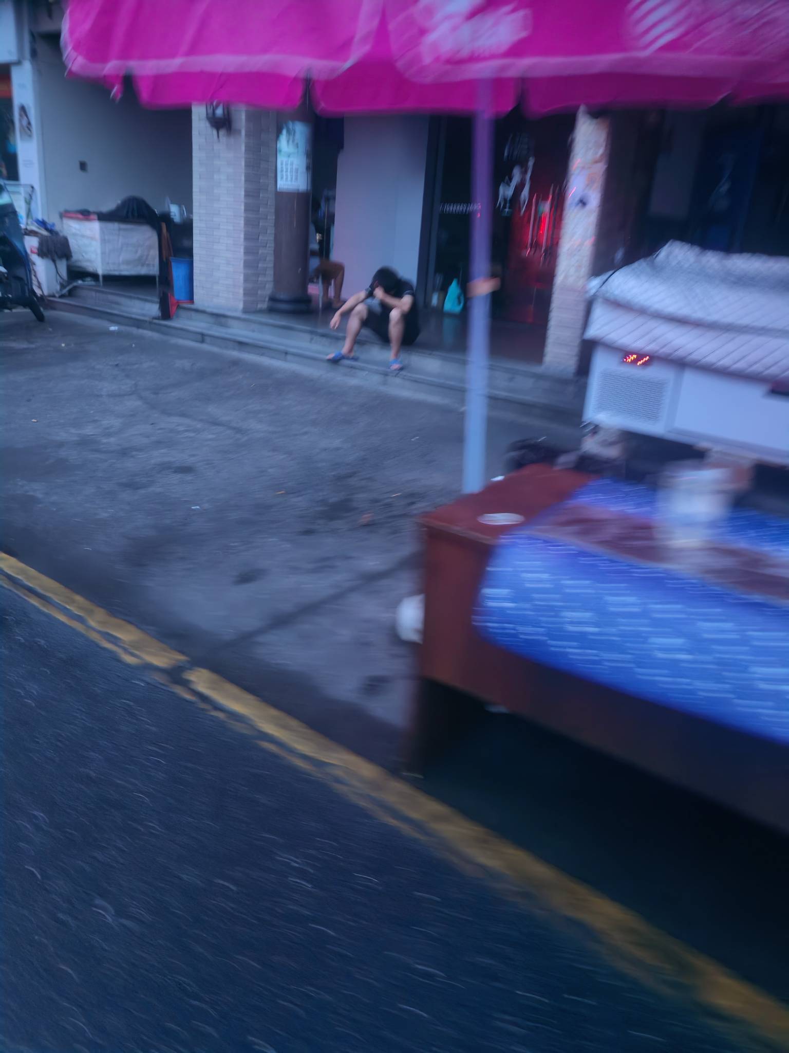 老哥真猛下一夜雨都可以这样睡着

61 / 作者:旅途号 / 