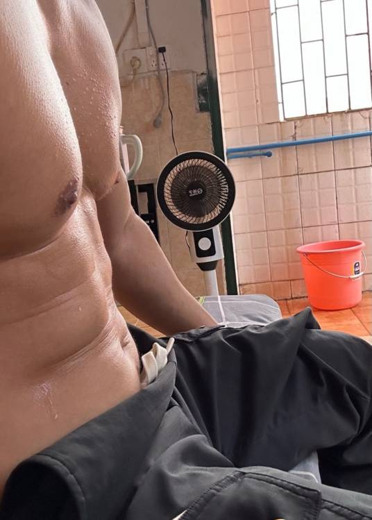 @素质低下 出来喝点？

96 / 作者:推油靓仔阿京 / 