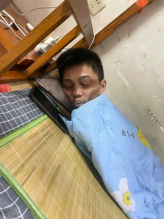 老哥们，夜班舍友睡着了

74 / 作者:假老哥真挂壁 / 