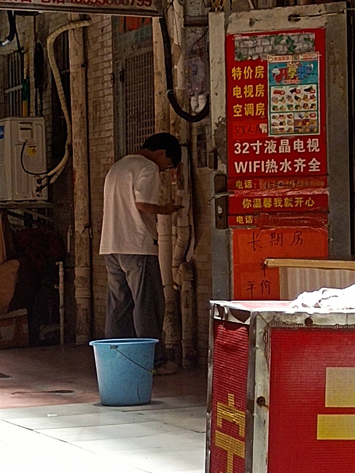 下岭贝的一个挂壁仔，天天在老哥公园坐着，打电话问家里要钱，开的外放，边打边路，哭82 / 作者:月色难逃 / 
