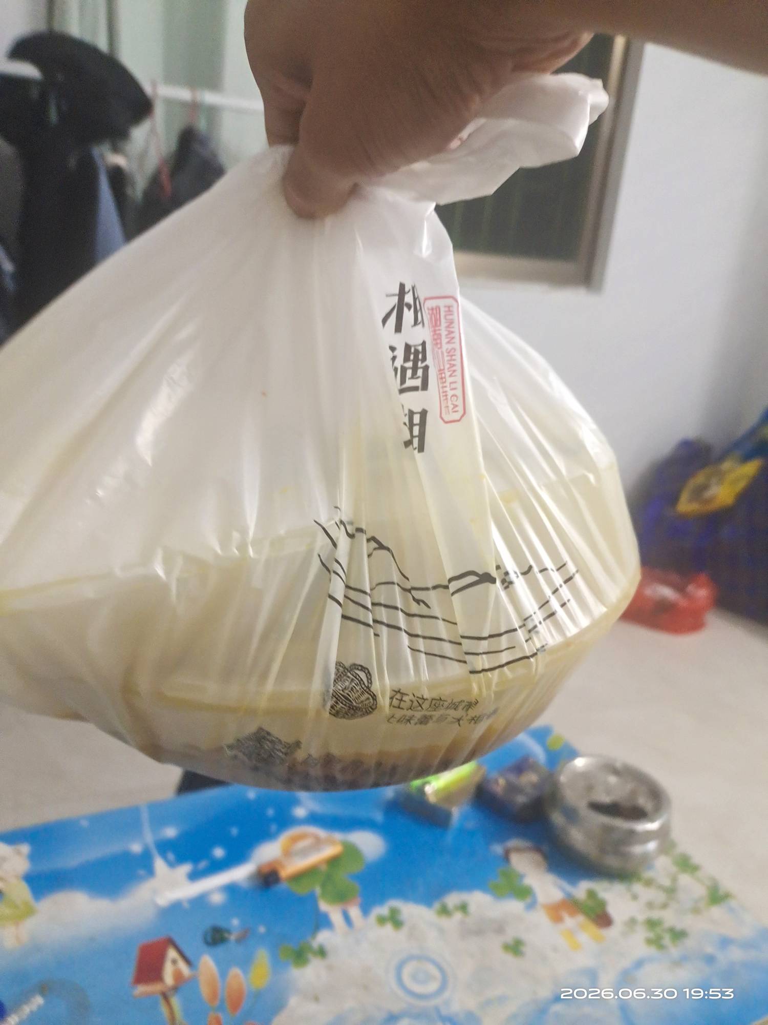 汤全部撒出来了，本来要赔偿或者退货的，但是我的兄弟说算了，不知道是哪个挂壁仔


94 / 作者:挂壁哥 / 