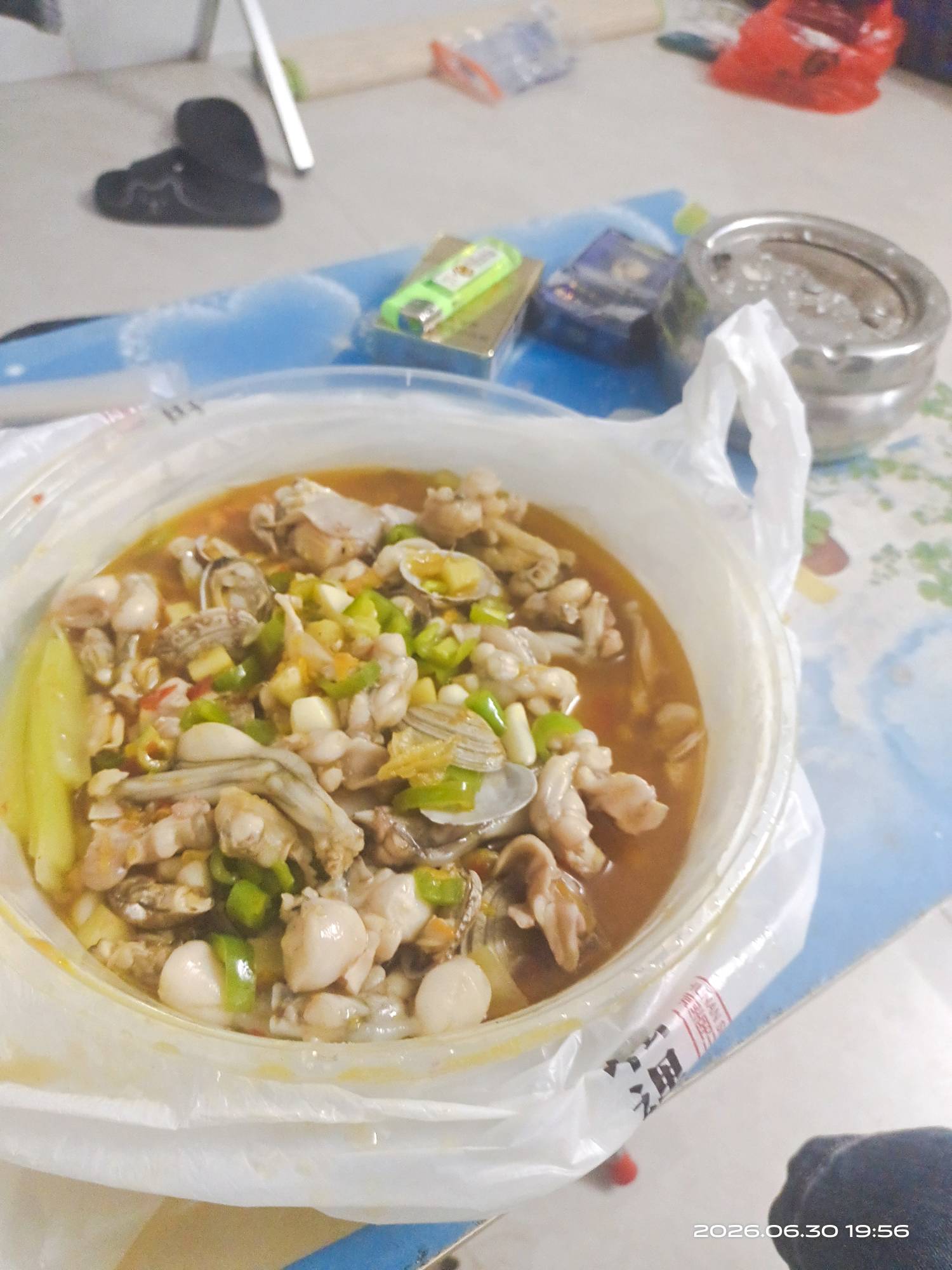 汤全部撒出来了，本来要赔偿或者退货的，但是我的兄弟说算了，不知道是哪个挂壁仔


52 / 作者:挂壁哥 / 