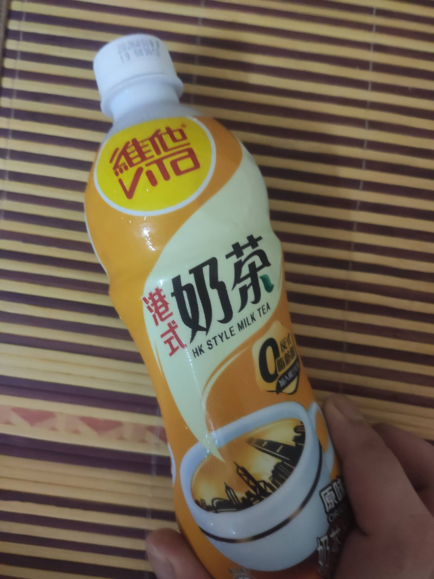 老哥们买东西一定要看价格啊，玛德刚刚去买烟看到这个没喝过就拿了一瓶，结账的时候75 / 作者:云边有个挂壁仔 / 
