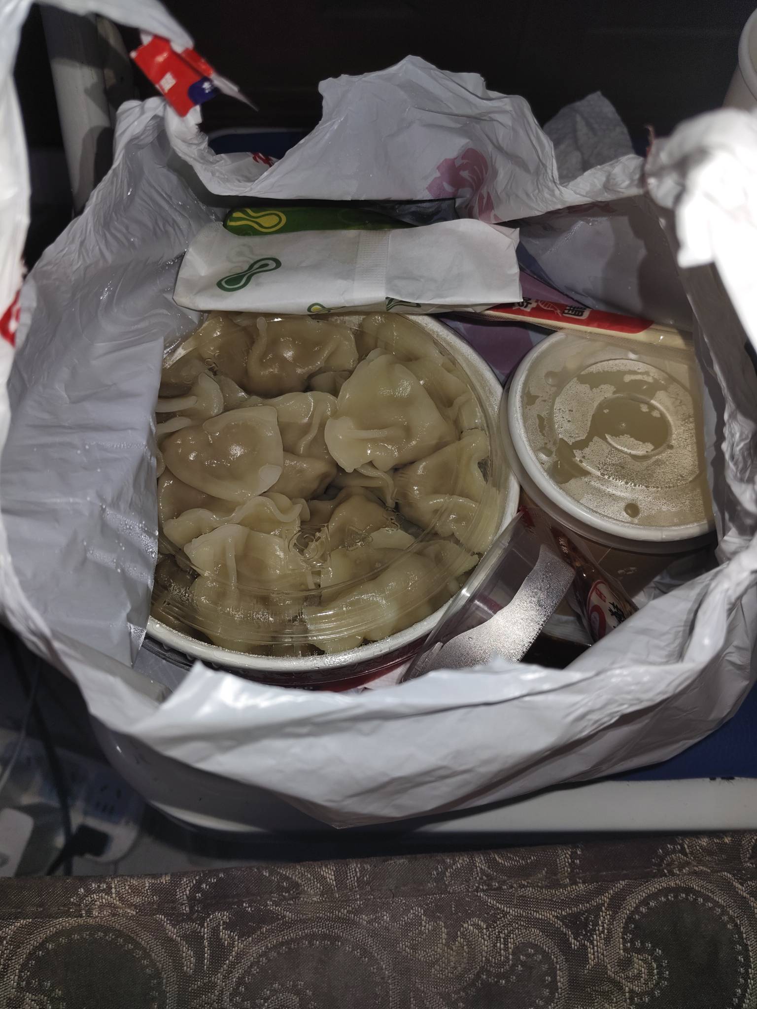 老哥们吃夜宵了吗？26个牛肉饺子香肠醋包辣椒油，猜猜多少米。



60 / 作者:绝望的你我 / 
