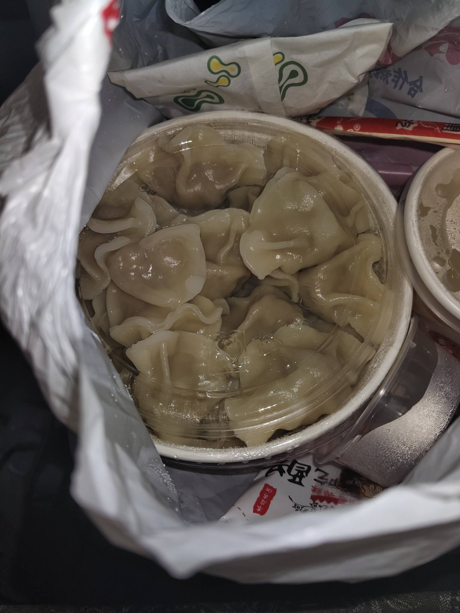 老哥们吃夜宵了吗？26个牛肉饺子香肠醋包辣椒油，猜猜多少米。



14 / 作者:绝望的你我 / 