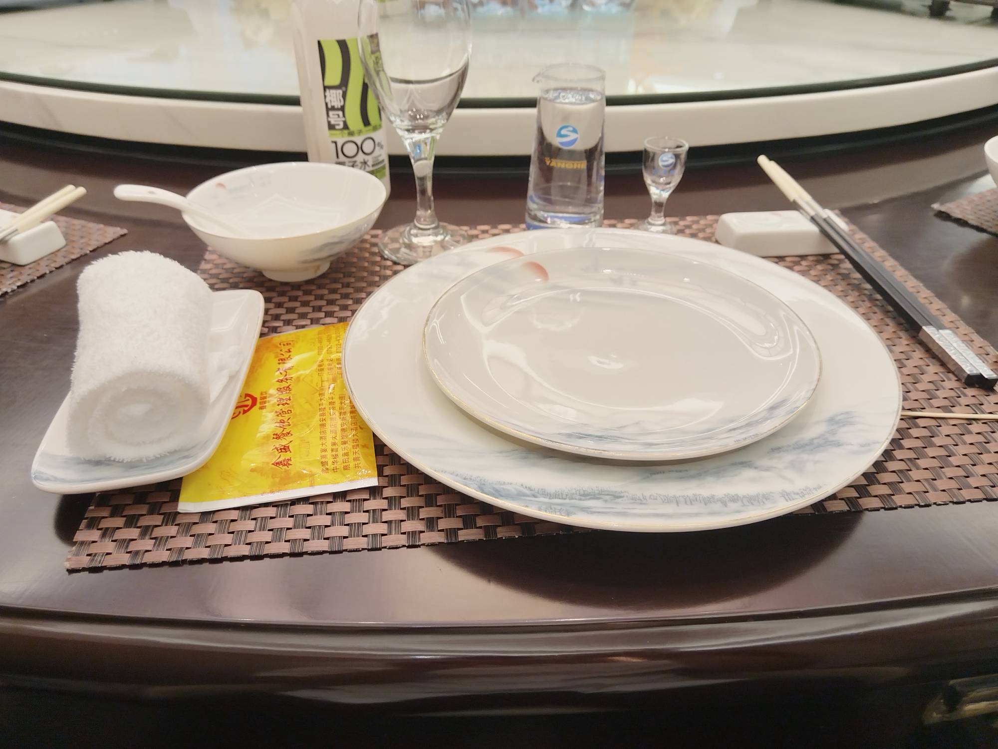 今天过年吃上发馊的腐竹了，上个月还在请身边的朋友星级酒店喝海之蓝,有时候觉得自己24 / 作者:虚幻的世界 / 