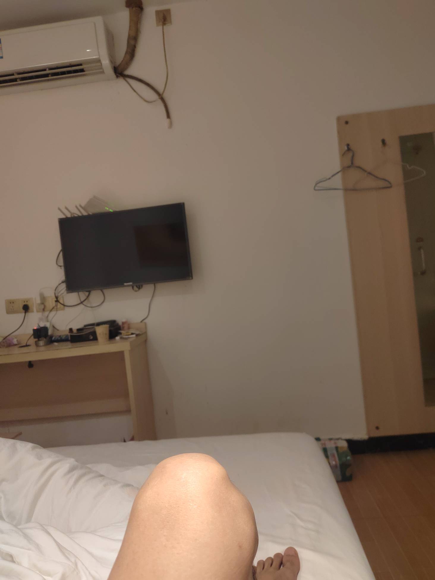 天塌了，住了一个月这个挂壁房换老板了，被我住倒闭了，以前才30一天现在55，两个号码73 / 作者:今年要发财 / 