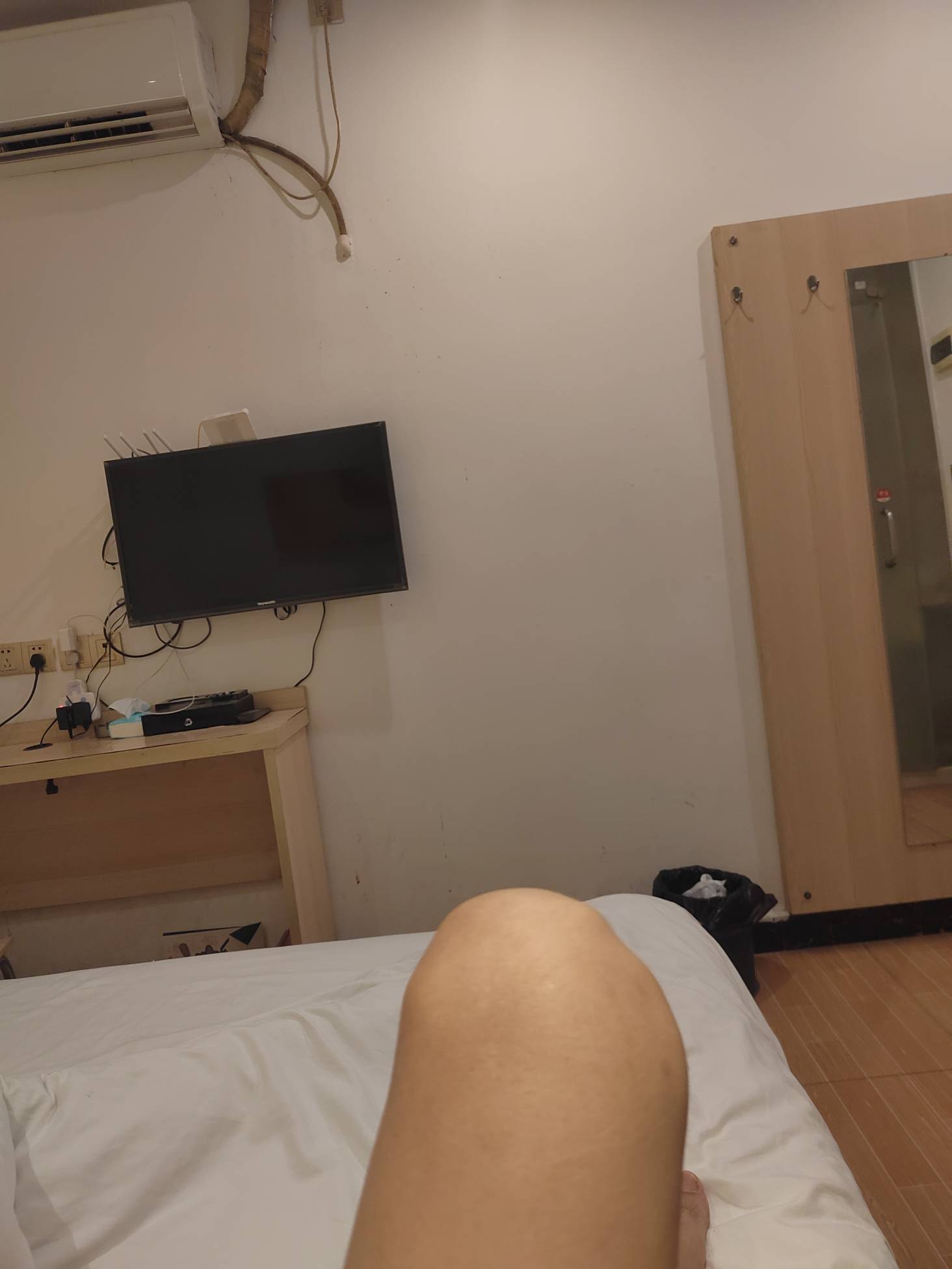 天塌了，明天挂壁房没法住了，手机也马上停机了，欠费一百多，兜里还有30，一出门肯定10 / 作者:今年要发财 / 