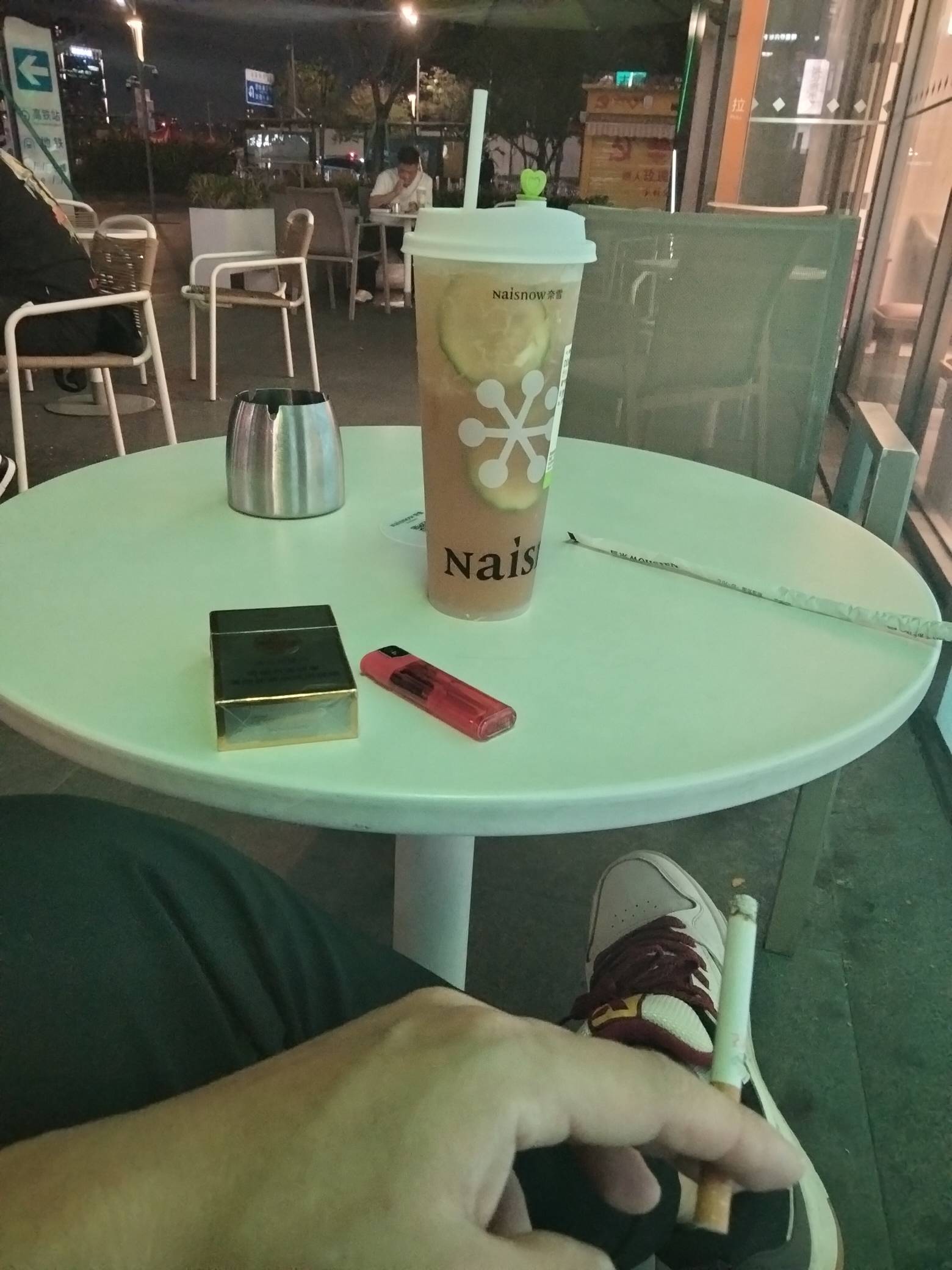 年纪大了，就喜欢这种感觉，不用捧场做戏，一个人安安静静坐着抽根烟喝杯茶，舒服

97 / 作者:君子之交淡如水 / 
