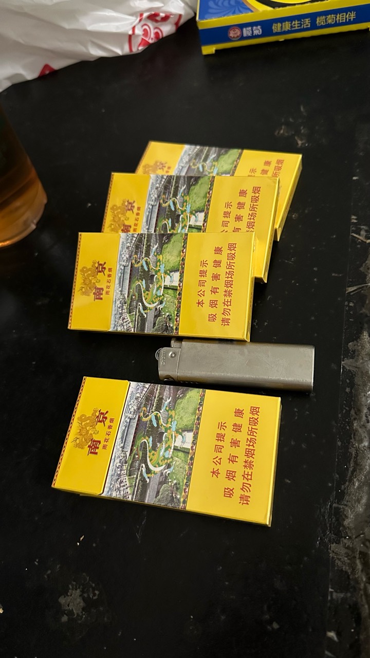 最后点口粮了，房租交了，咸菜买了，配合邮生活的米煮粥还能熬几天

92 / 作者:不知明的靓仔 / 