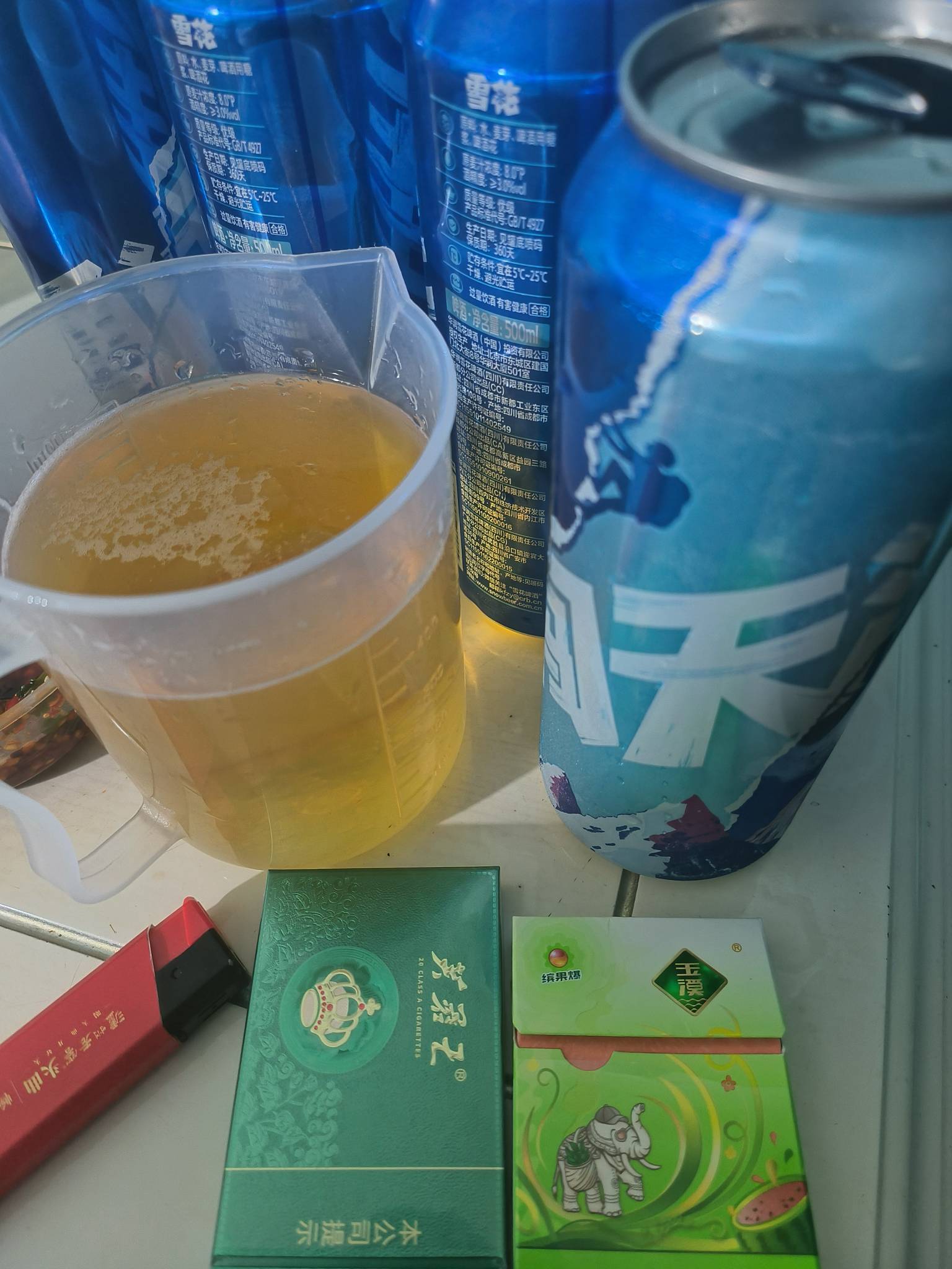 挂壁公园被老哥喊去陪他喝酒了，给我买了两包西瓜味的烟  抽着虽然没劲 但是有那个味
72 / 作者:挂壁老哥gg / 
