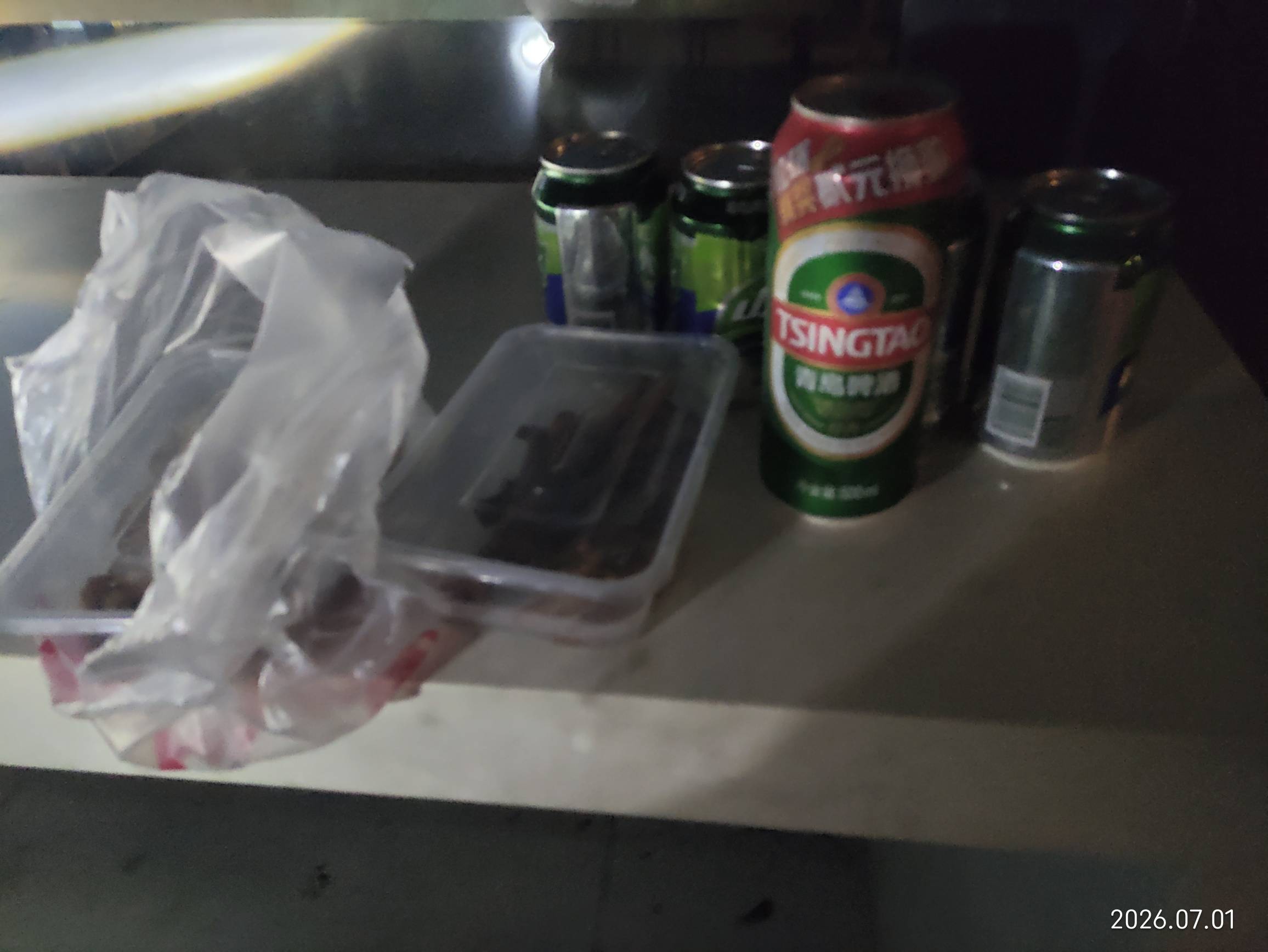 昨天瘫痪工业园大马路喝酒
一个60多岁的老大爷说他在厂里当保安，就是每天坐大门里开63 / 作者:红菜苔 / 