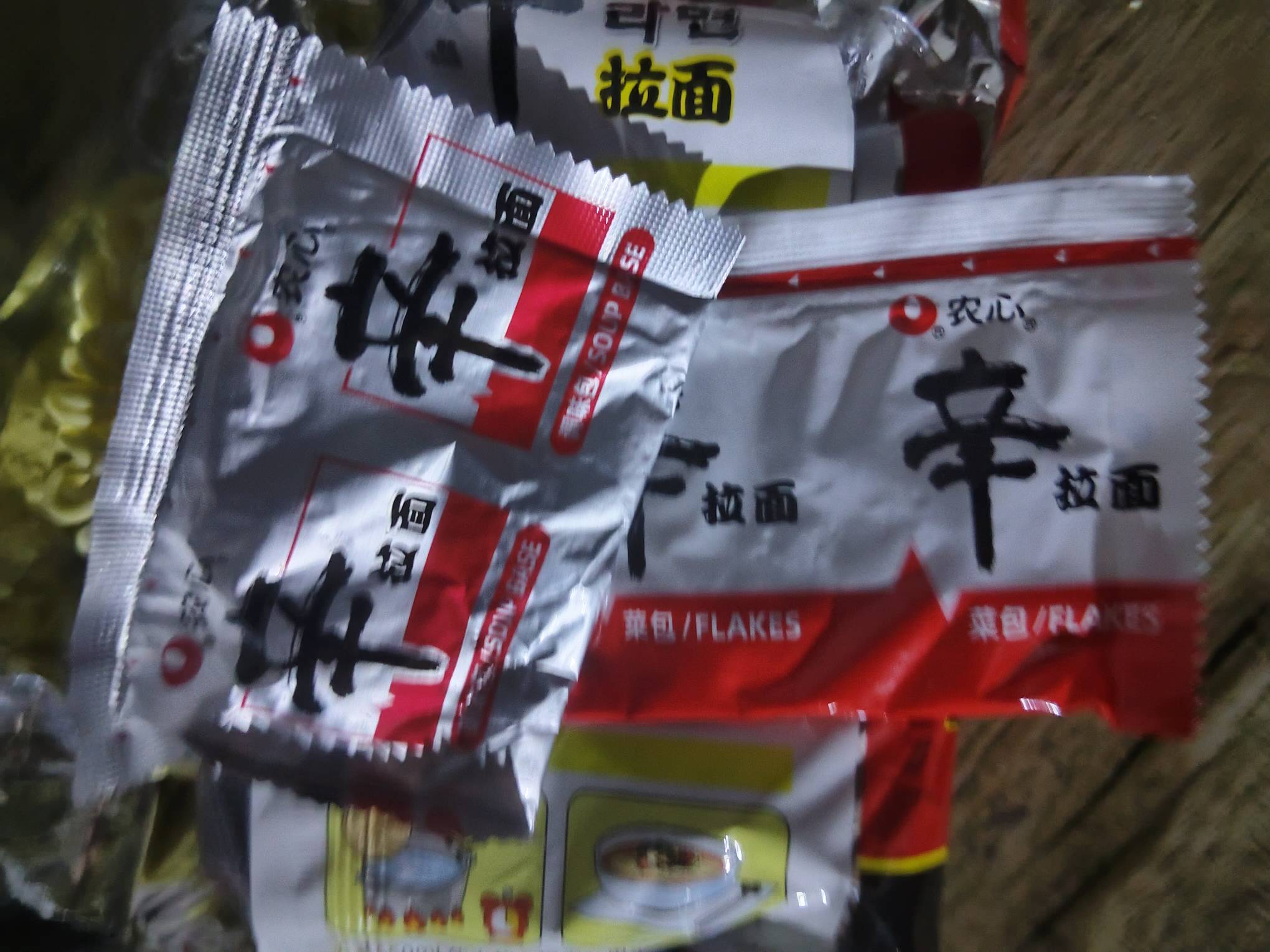 碰到泡面刺客了，下楼买泡面，看见一包没见过的泡面，一看袋装的卖的比一般桶装的还贵2 / 作者:提莫大王 / 