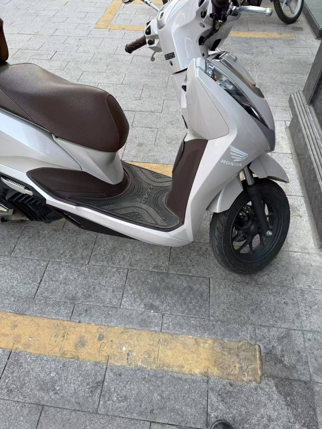 骑上我的小摩托，老哥们猜我在哪里






86 / 作者:一条小麻蛇啊 / 