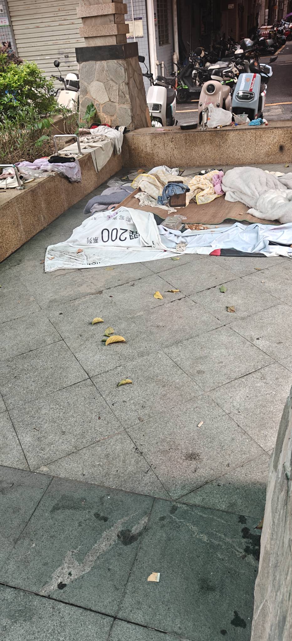 那个老哥啊，挂壁到这种程度还躺呢？小区垃圾桶旁，人来人往真佩服勇气可嘉

86 / 作者:电竞经理回电 / 
