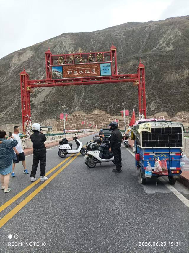 那些D毛不给我点赞！不然50万是我的又冷又饿！东达山又下雪了，，李要的开着车子没难15 / 作者:卡农新来的 / 