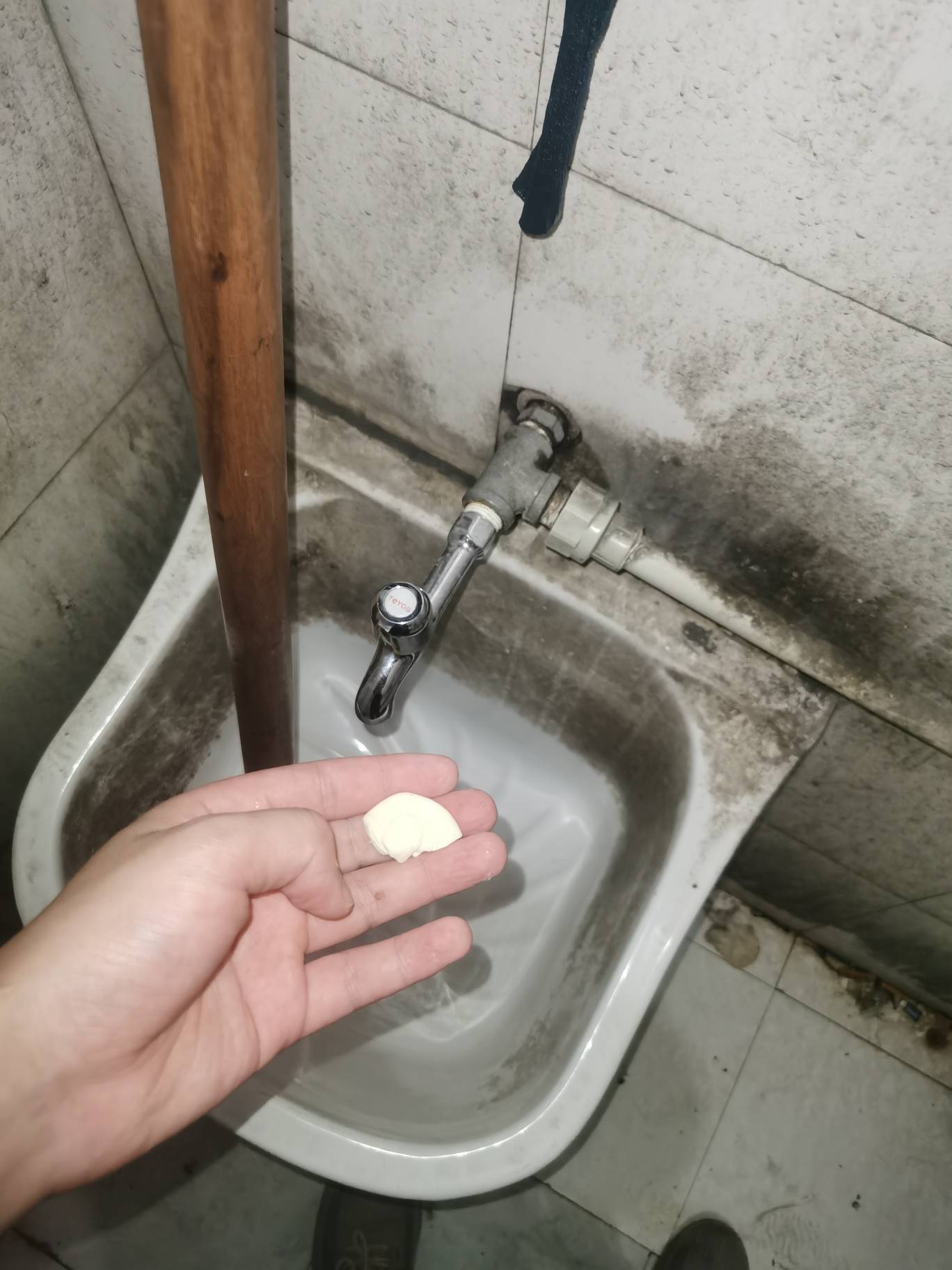 偷了别人一点肥皂来网吧厕所清洁一下身体，实在是没办法了，我脚上那双鞋黑的不能再黑43 / 作者:没监控不管 / 