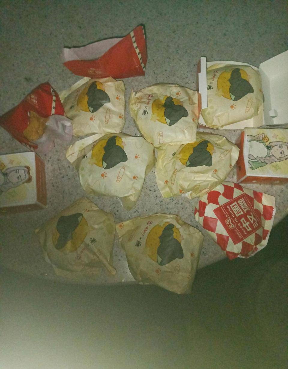 在塔斯汀门口的lj袋捡的，8个汉堡，这得一百多块钱了吧，还捡了两袋花生，晚上也是71 / 作者:巴斯特的歌谣 / 