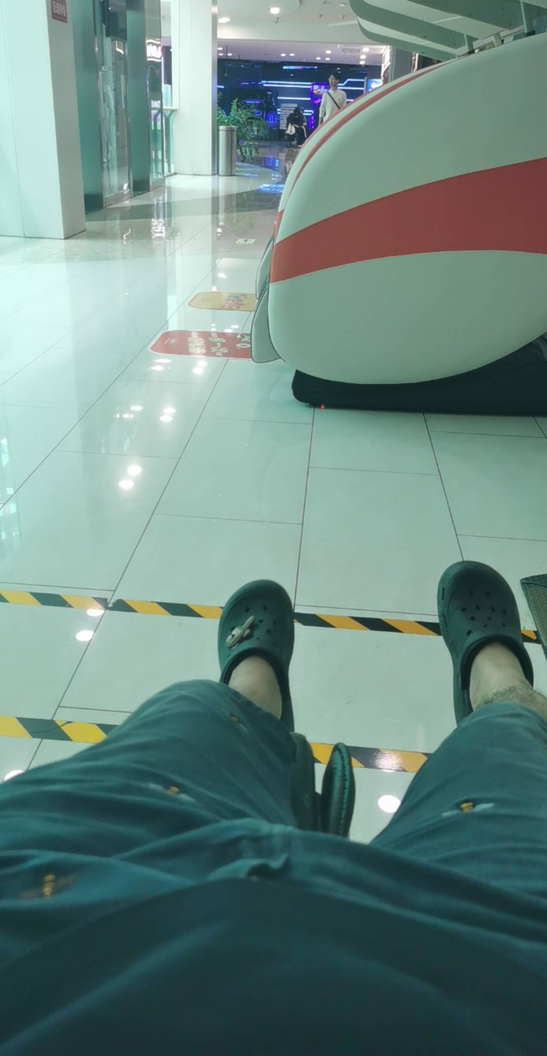 依旧挂壁中，随时待命等待死亡的到来，
昨晚在肯德基睡了一晚 睡醒了 来超市待会 
就48 / 作者:可不可以再爱你 / 