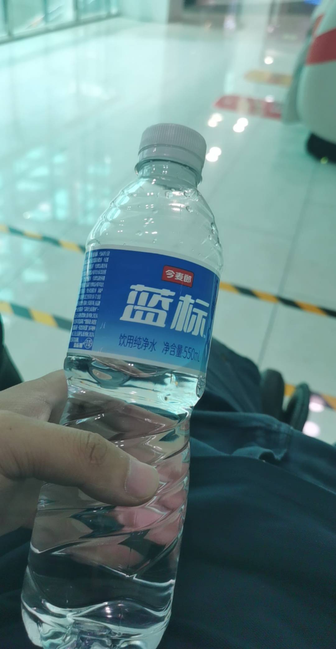 依旧挂壁中，随时待命等待死亡的到来，
昨晚在肯德基睡了一晚 睡醒了 来超市待会 
就85 / 作者:可不可以再爱你 / 