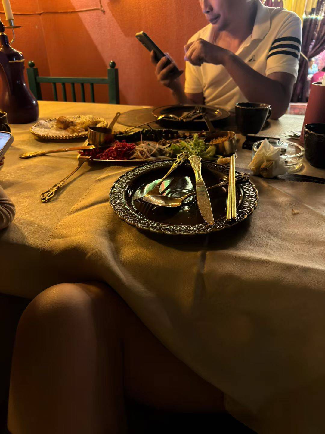 带上我的喀什妹妹和导游吃个饭新疆菜味道太重了老哥们，还有羊肉一份牛肉一份和烧烤大71 / 作者:猛虎下山哥 / 