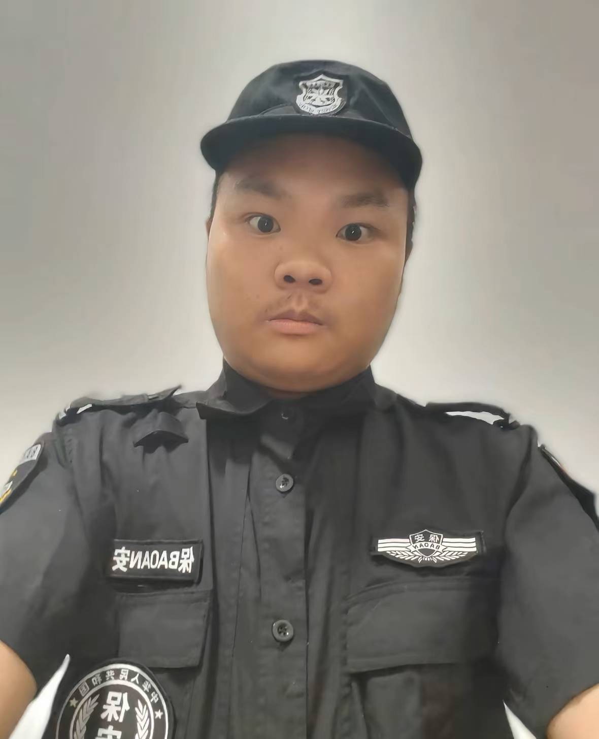 老哥们扛不住了，入职挂壁保安了


70 / 作者:几把毛都没有绝望了 / 