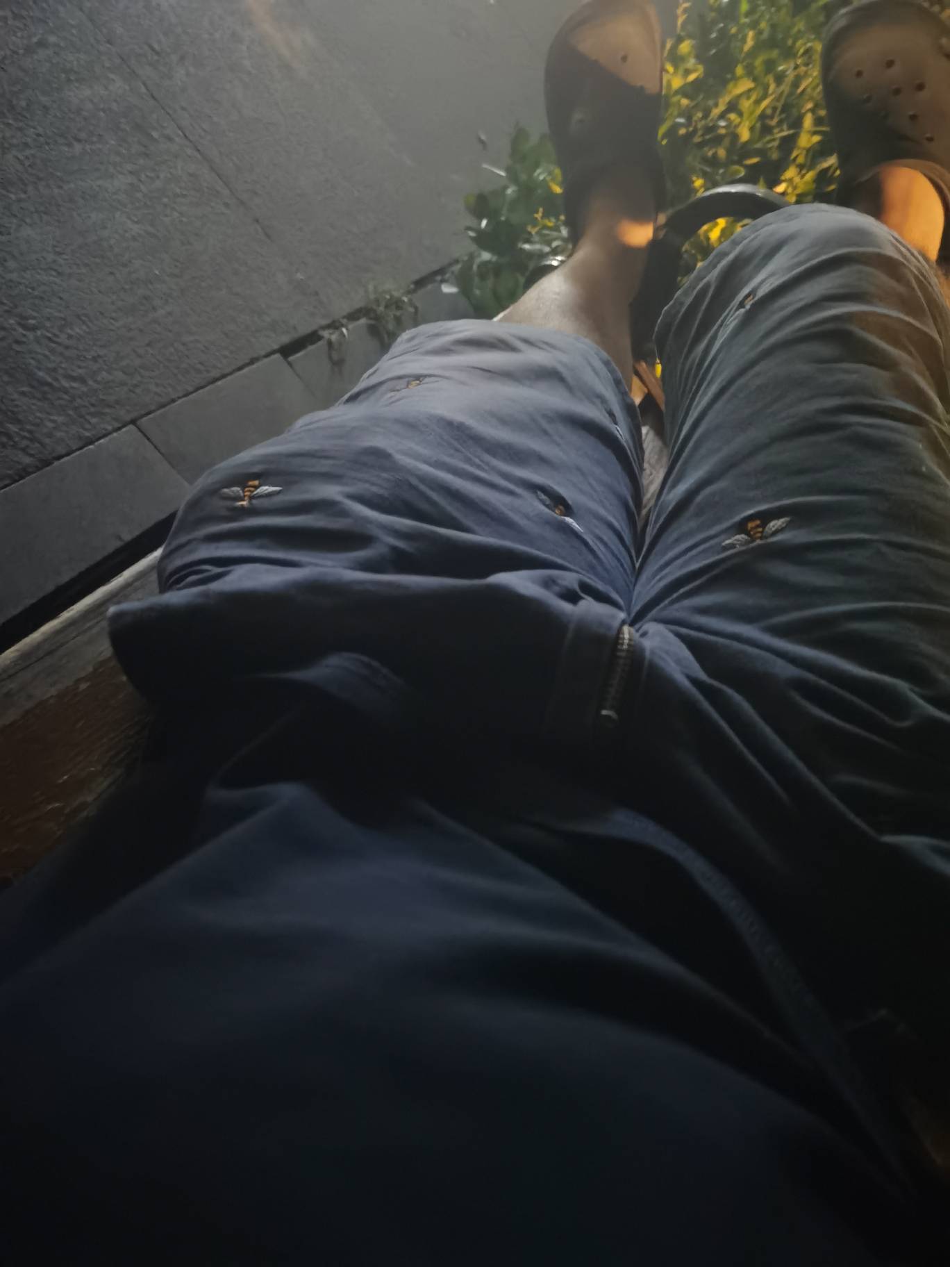 这个27岁的年纪的焦虑总在不经意间涌上来，公园挂壁长椅承着满身疲惫，夜色裹着心事沉88 / 作者:可不可以再爱你 / 