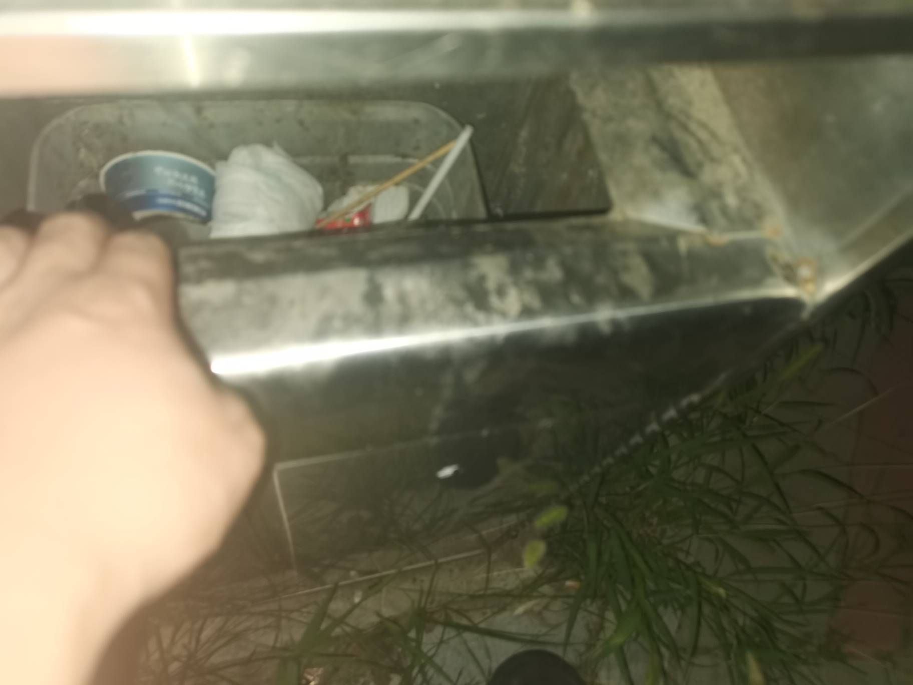 这个27岁的年纪的焦虑总在不经意间涌上来，公园挂壁长椅承着满身疲惫，夜色裹着心事沉53 / 作者:可不可以再爱你 / 