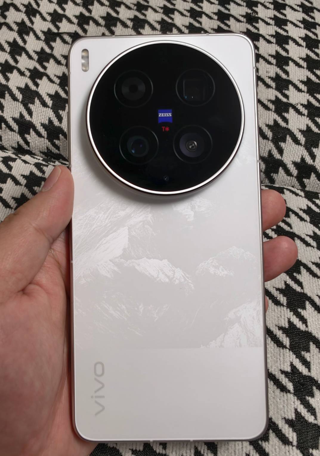 老哥们 刚刚捡到了个手机 刚查了型号是vivox300ultra  接了电话等着失主来拿 要多少合96 / 作者:挂壁老哥gg / 