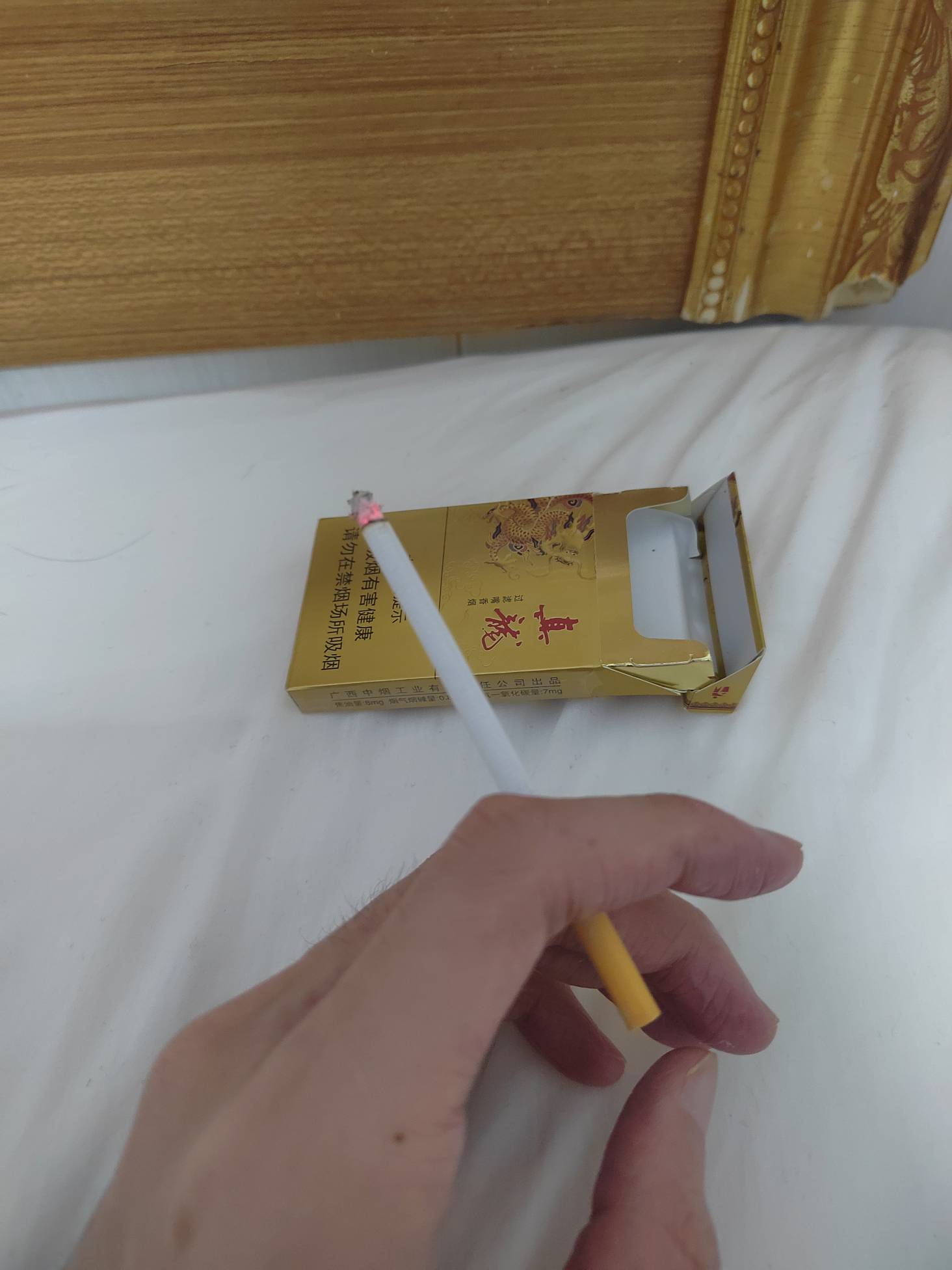 最后一根烟了，哪里能搞包烟钱

25 / 作者:今年要发财 / 