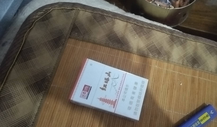 老哥们，别吹牛b，你们都抽什么烟啊。我抽软红塔，紫云。
出门都不敢散烟
5 / 作者:等风莱山区 / 