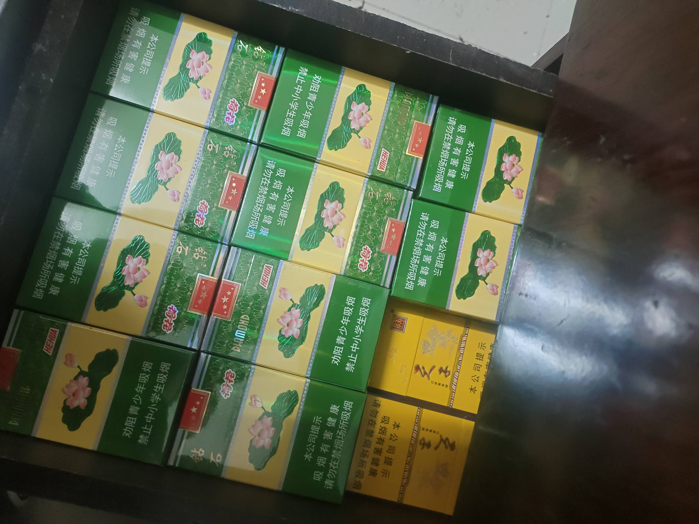 老哥们，别吹牛b，你们都抽什么烟啊。我抽软红塔，紫云。
出门都不敢散烟
55 / 作者:威武霸气姐 / 