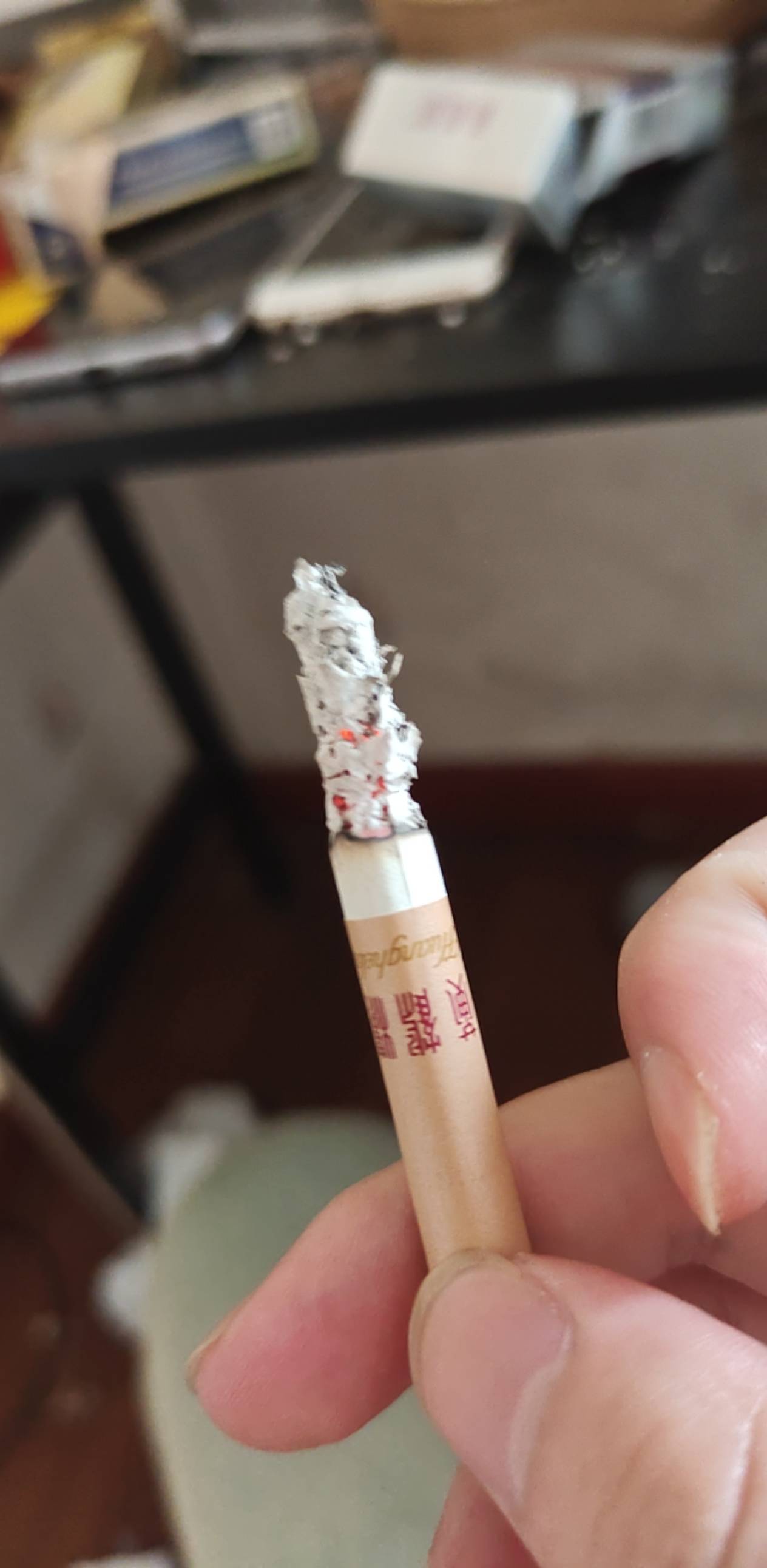 老哥们，别吹牛b，你们都抽什么烟啊。我抽软红塔，紫云。
出门都不敢散烟
57 / 作者:turbo小宇宙 / 