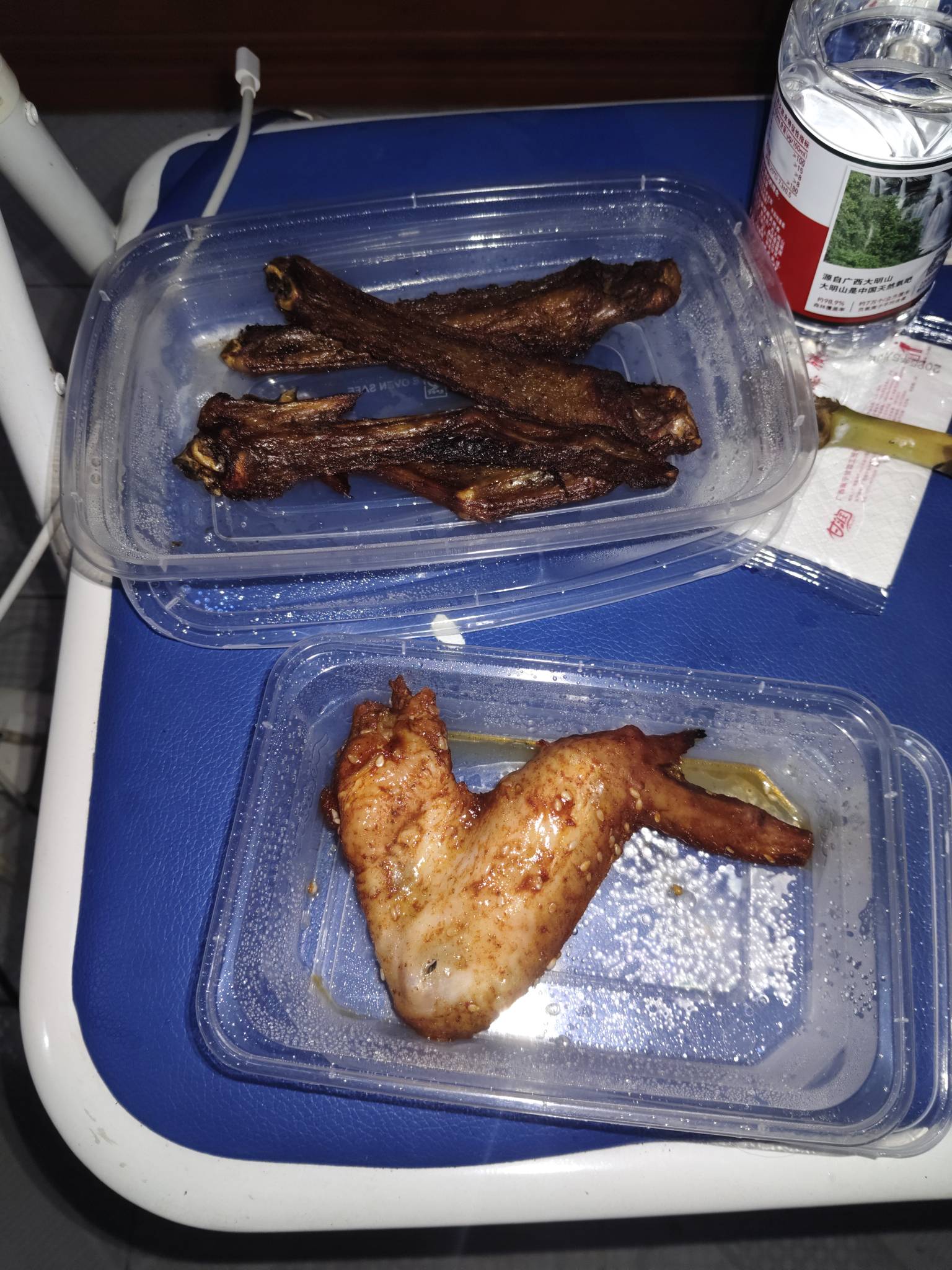 老哥们吃了吗？一对鹅掌一个鸡翅，猜猜多少钱。



96 / 作者:绝望的你我 / 