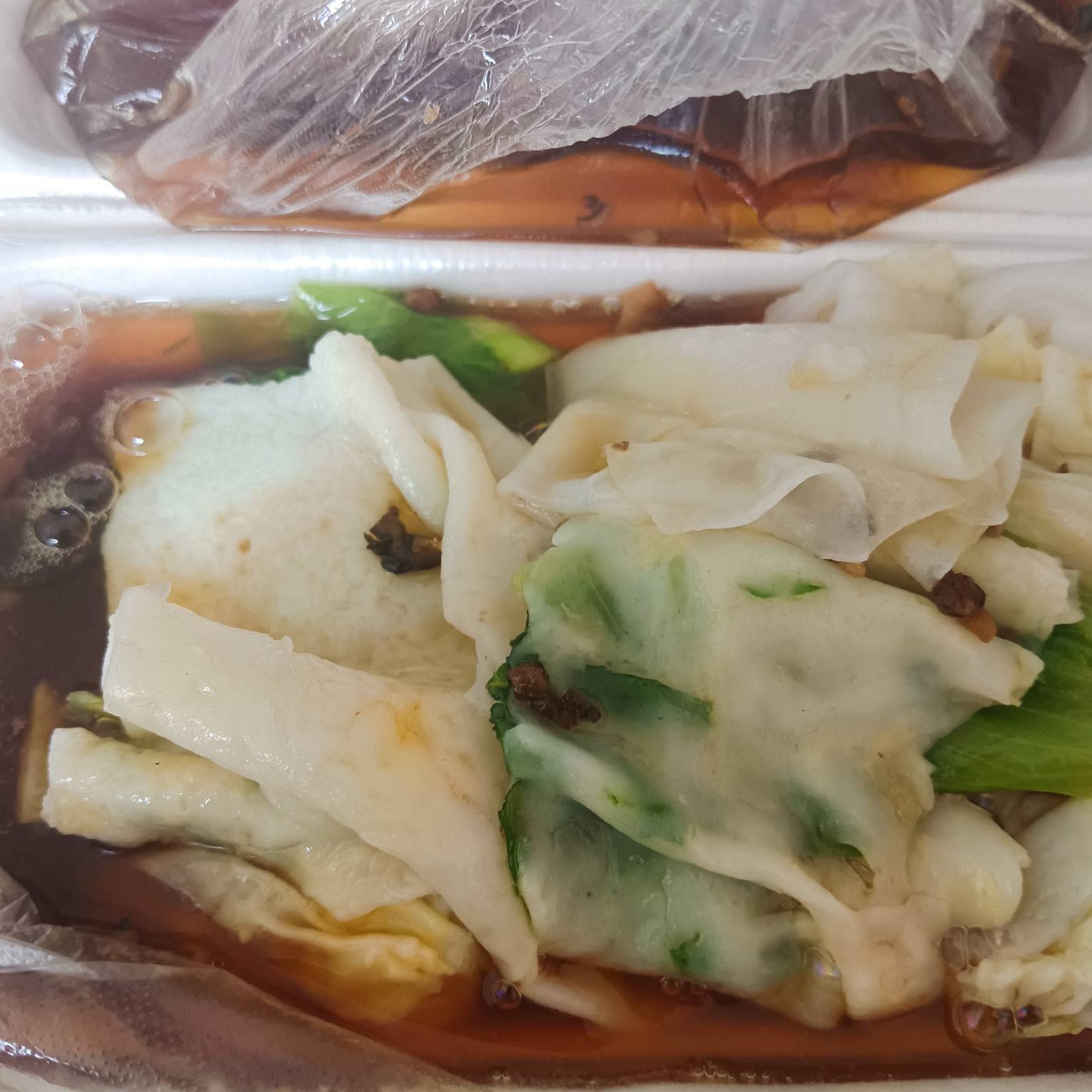 第一次买肠粉吃，就是忘了拿筷子了，啪盒饭上啃着吃

90 / 作者:YukiXX / 