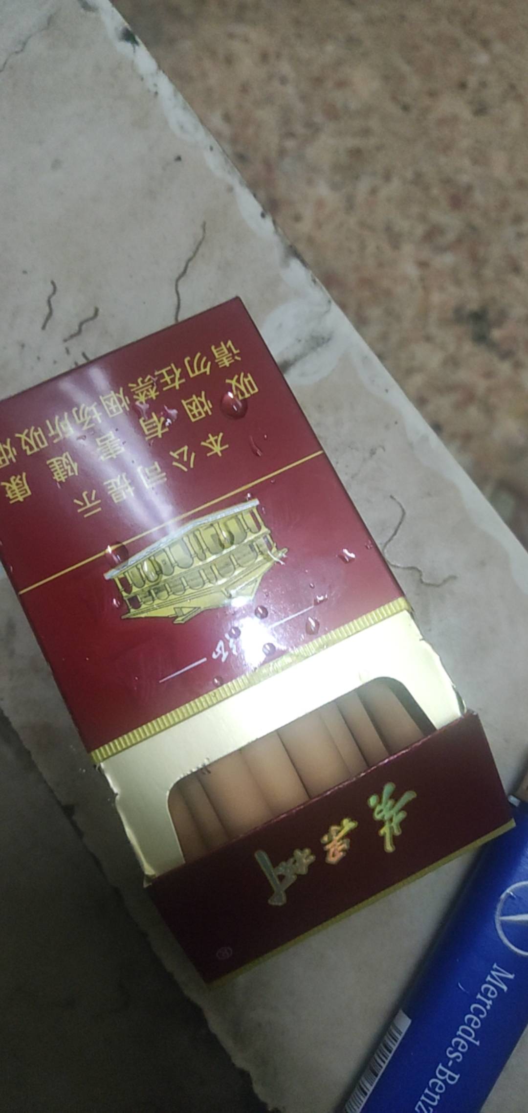 现在的精神小妹脸皮真厚啊，我坐在路边抽烟，三个精神小妹来问要烟抽，又去三根了，我27 / 作者:不惑之年233 / 