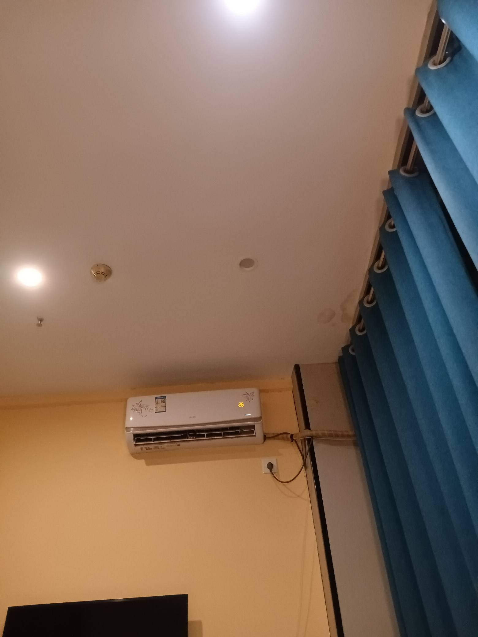 80的房间已经欠了三天，饮料泡面随便拿，跟老板很熟了就是怕欠多了不想给，从年初到现87 / 作者:口味王 / 