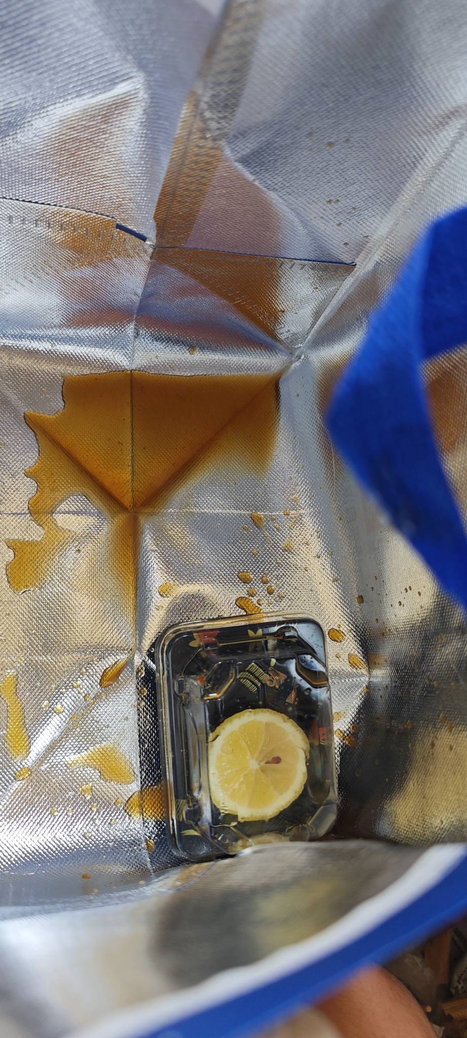 也是难受老哥们，中午看附近新开了家三文鱼生腌说点个外卖吃吃，结果送到了漏完了，找78 / 作者:卡农龙傲天 / 