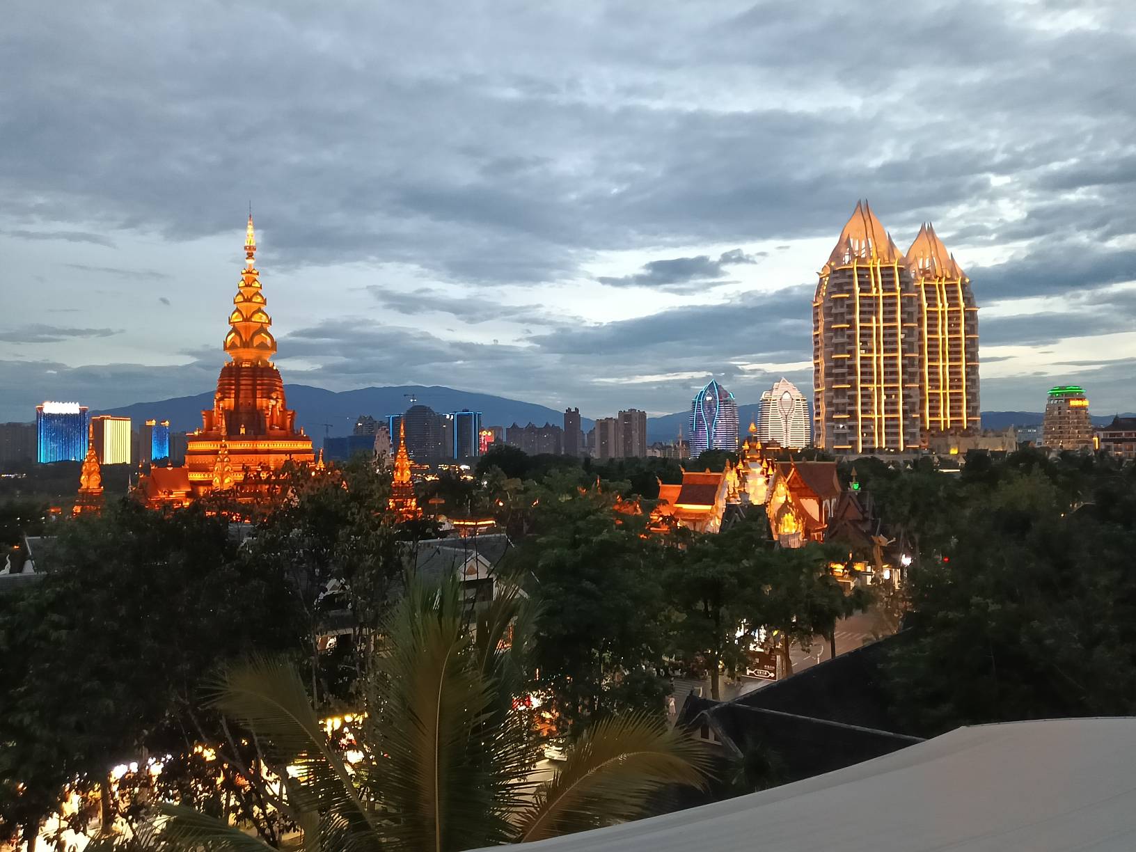 这夜景美x了，老哥们猜我在哪里






15 / 作者:一条小麻蛇啊 / 